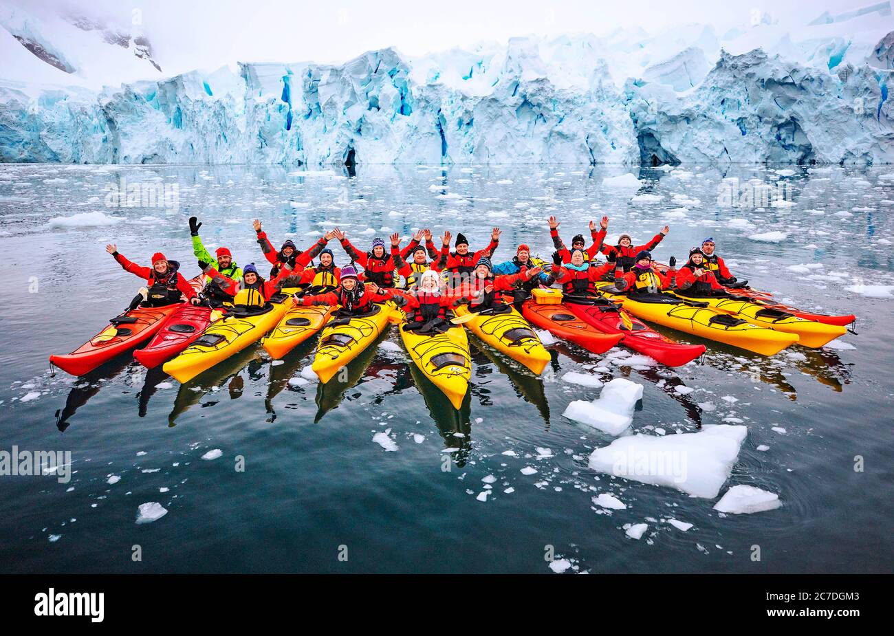 Kayakking vicino alla base di ricerca Vernadsky, stazione Antartico Ucraina a Marina Point sull'isola di Galindez nelle Isole Argentine, Antartide. Foto Stock