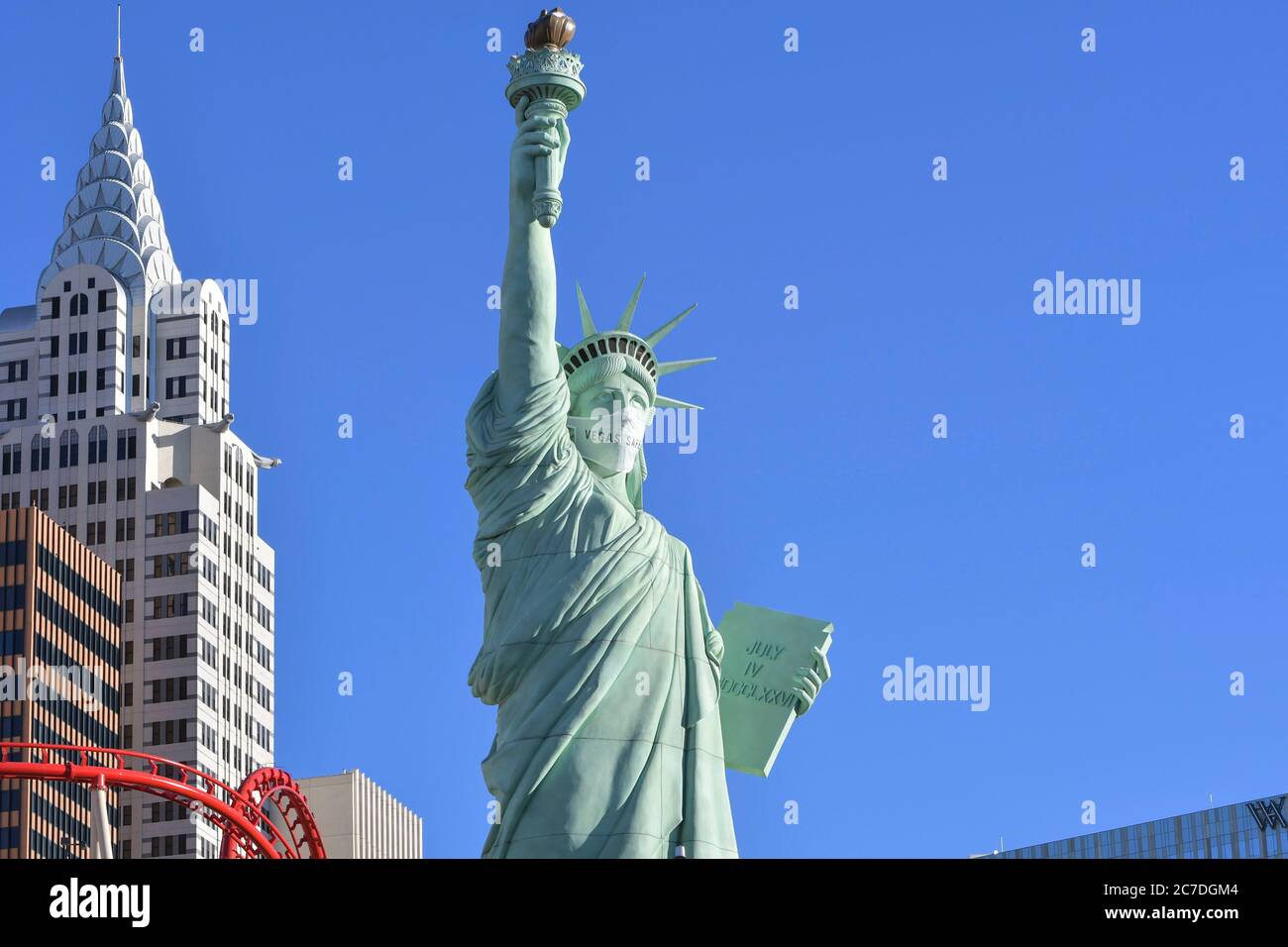 Las Vegas NV - 16 luglio: La Statua della libertà fuori New York-New York sport una maschera facciale sulla striscia di Las Vegas a Las Vegas, Nevada il 16 luglio 2020. Credit: Damairs carter/MediaPunch Foto Stock