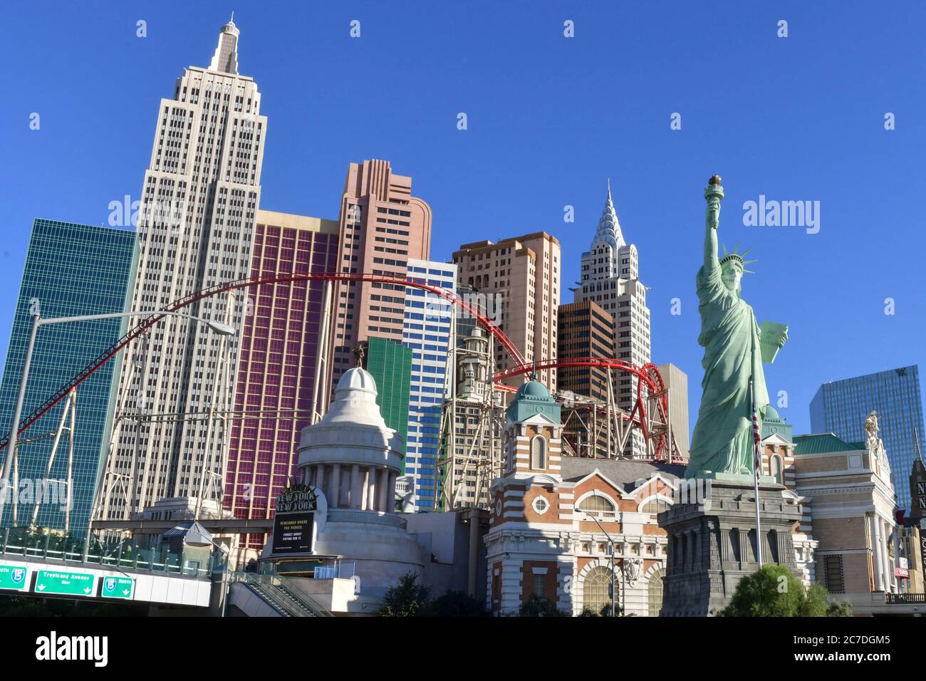 Las Vegas NV - 16 luglio: La Statua della libertà fuori New York-New York sport una maschera facciale sulla striscia di Las Vegas a Las Vegas, Nevada il 16 luglio 2020. Credit: Damairs carter/MediaPunch Foto Stock