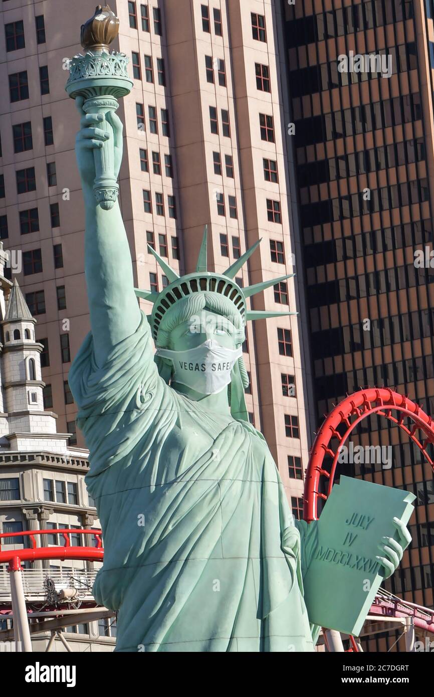 Las Vegas NV - 16 luglio: La Statua della libertà fuori New York-New York sport una maschera facciale sulla striscia di Las Vegas a Las Vegas, Nevada il 16 luglio 2020. Credit: Damairs carter/MediaPunch Foto Stock