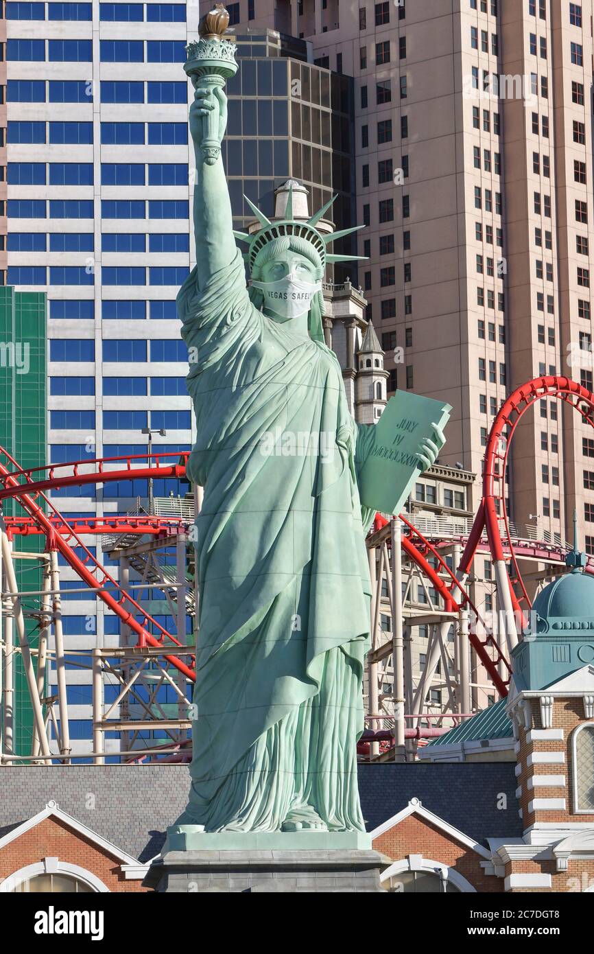 Las Vegas NV - 16 luglio: La Statua della libertà fuori New York-New York sport una maschera facciale sulla striscia di Las Vegas a Las Vegas, Nevada il 16 luglio 2020. Credit: Damairs carter/MediaPunch Foto Stock