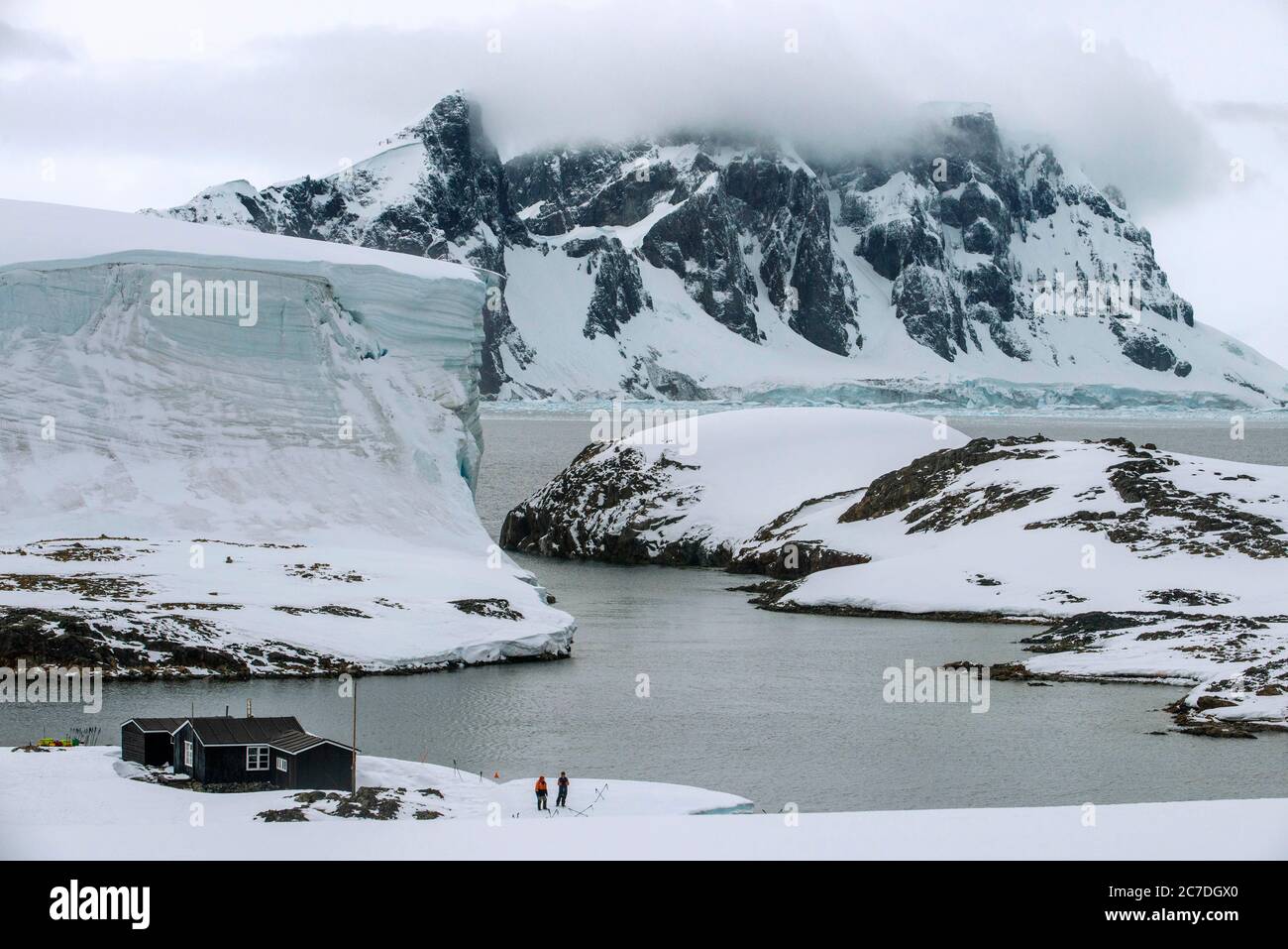 Paesaggio vicino alla base di ricerca Vernadsky, stazione Ucraina Antartico a Marina Point sull'isola di Galindez nelle isole Argentine, Antartide. Foto Stock
