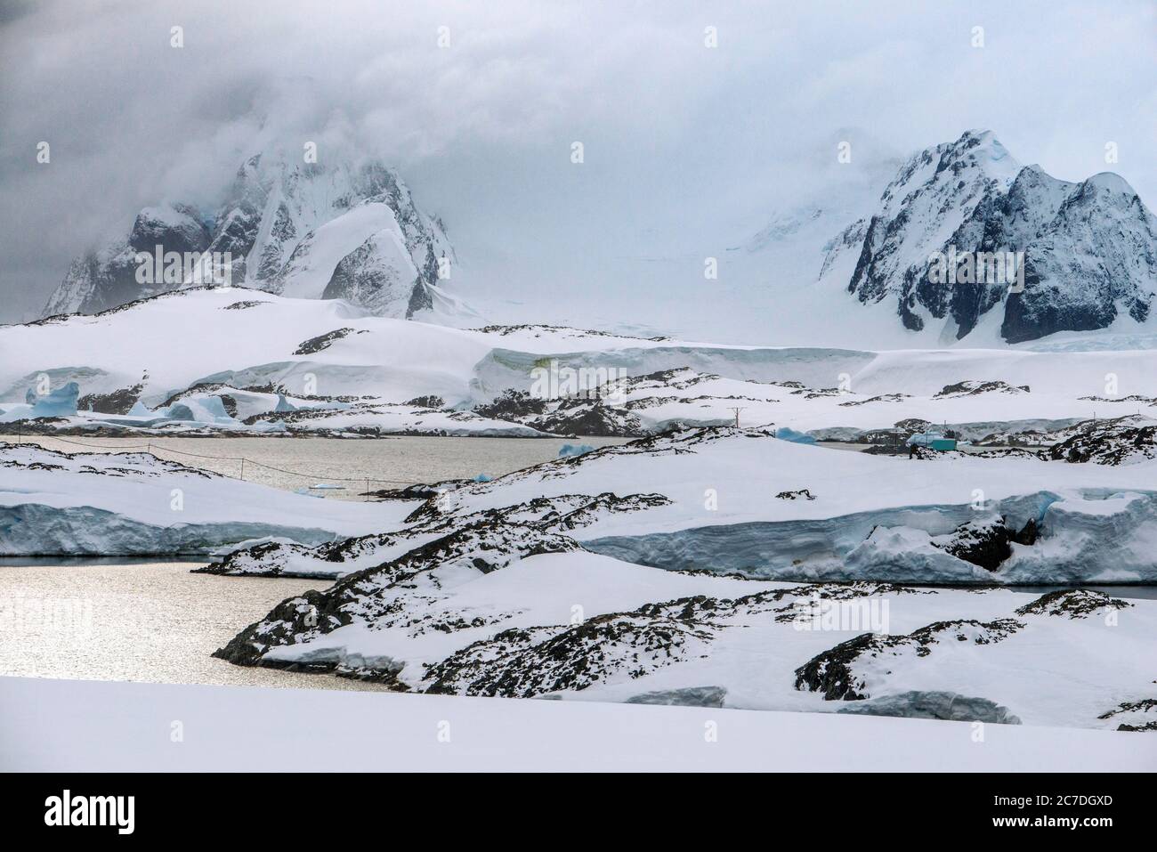 Paesaggio vicino alla base di ricerca Vernadsky, stazione Ucraina Antartico a Marina Point sull'isola di Galindez nelle isole Argentine, Antartide. Foto Stock