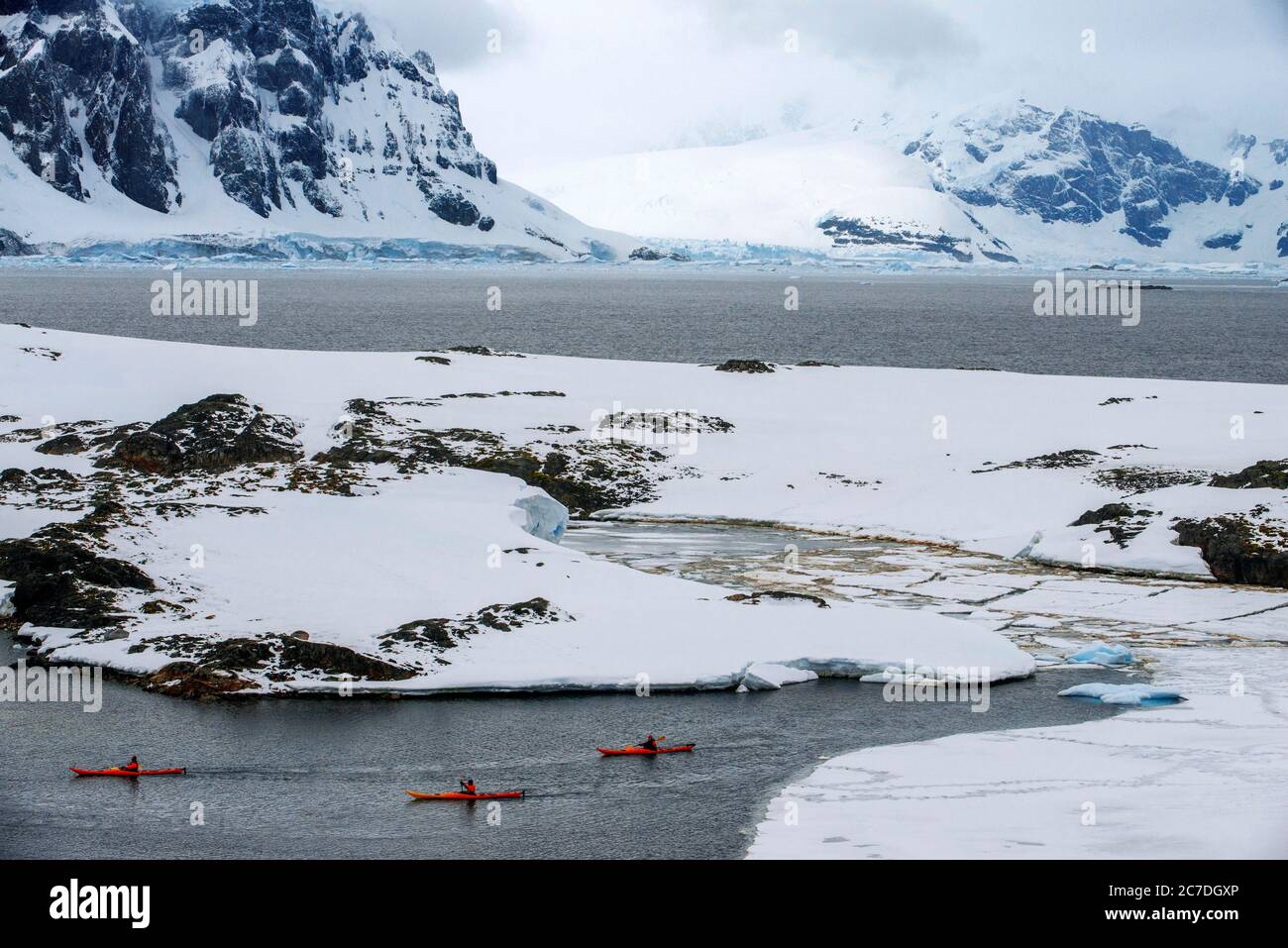 Kayakking vicino alla base di ricerca Vernadsky, stazione Antartico Ucraina a Marina Point sull'isola di Galindez nelle Isole Argentine, Antartide. Foto Stock