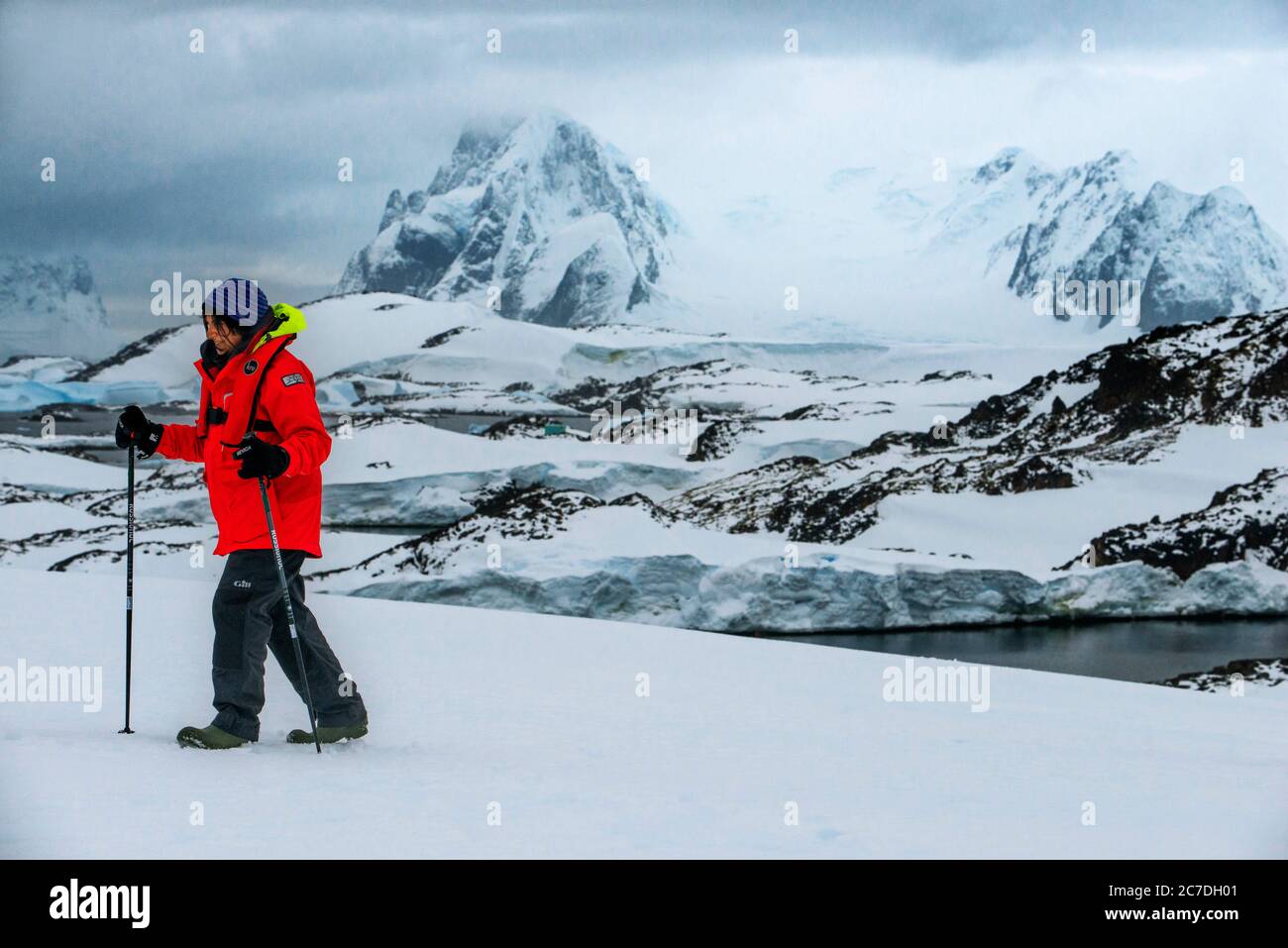Spedizione a piedi vicino alla base di ricerca Vernadsky, stazione Antartico Ucraina a Marina Point sull'isola di Galindez nelle Isole Argentine, Antartide. Foto Stock