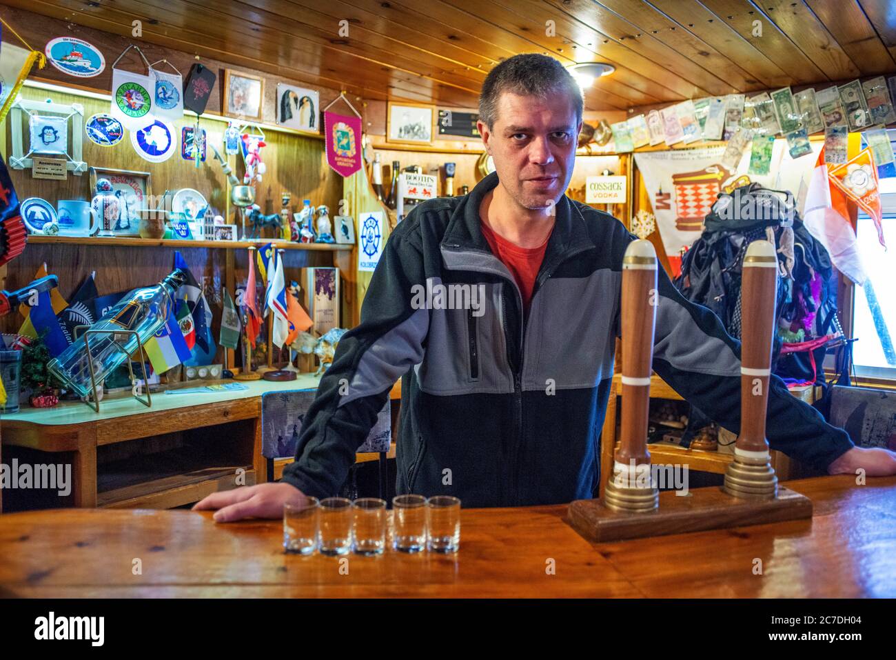 Faraday bar e barman, Vernadsky Research base, Isola di Galindez, Isole argentine, Antartide. Vernadsky Research base (ucraino: Академік Вернадсь Foto Stock
