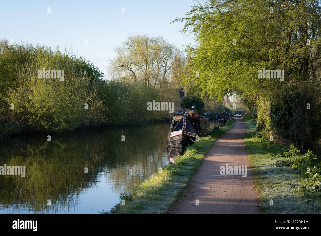 Un alzaia lungo il fiume Lee vicino Cheshunt in Hertfordshire, Inghilterra, Regno Unito Foto Stock