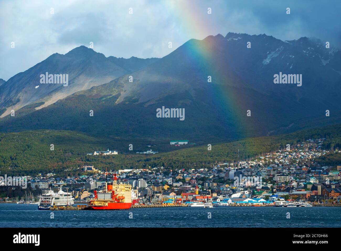 Arcobaleno nel porto di Ushuaia lungomare e le montagne e la città nel retro Ushuaia, Terra del fuoco, Argentina. Foto Stock