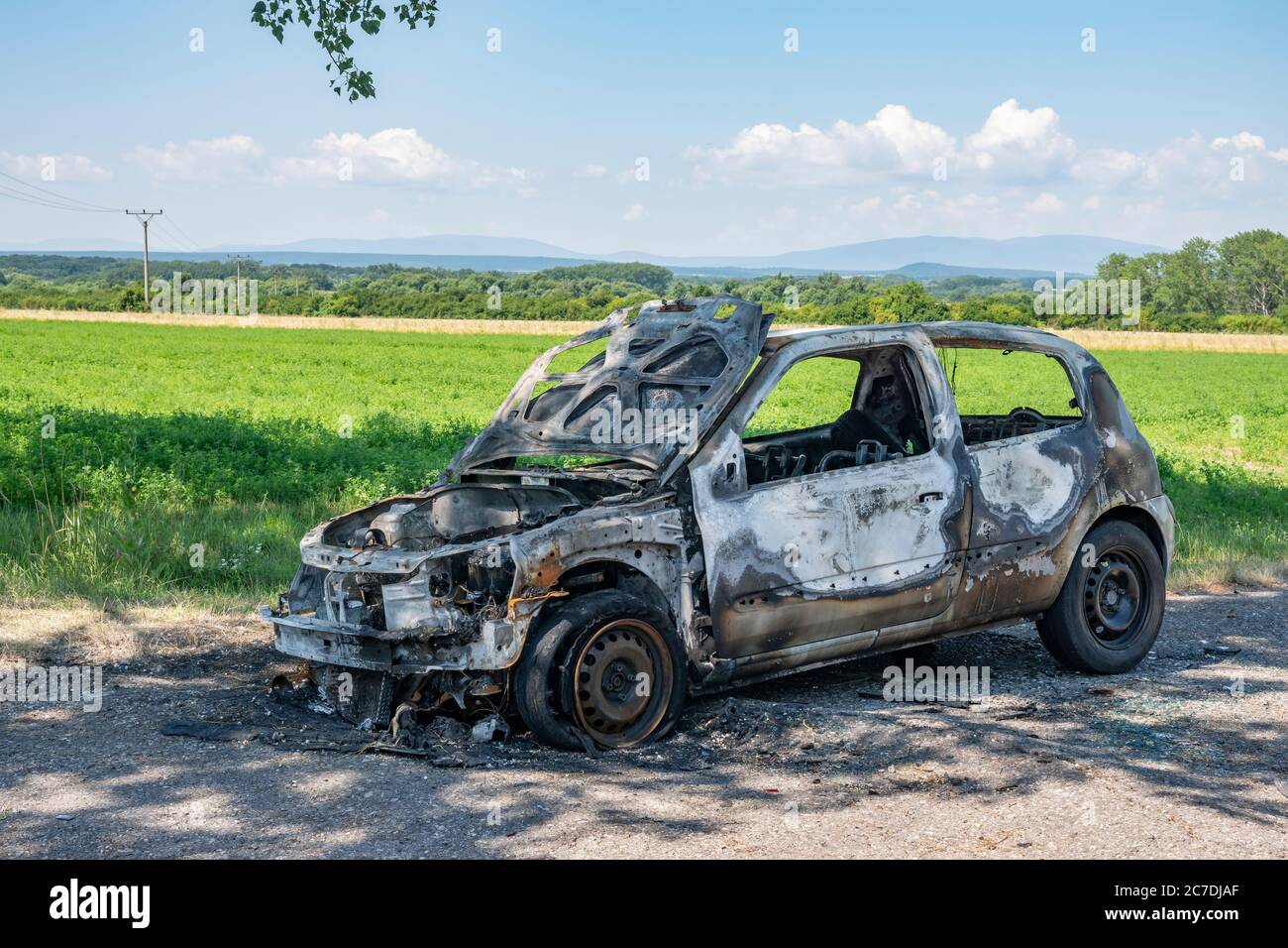 Auto bruciata vicino al lago di Zemplinska Sirave. Slovacchia orientale, Europa. Foto Stock