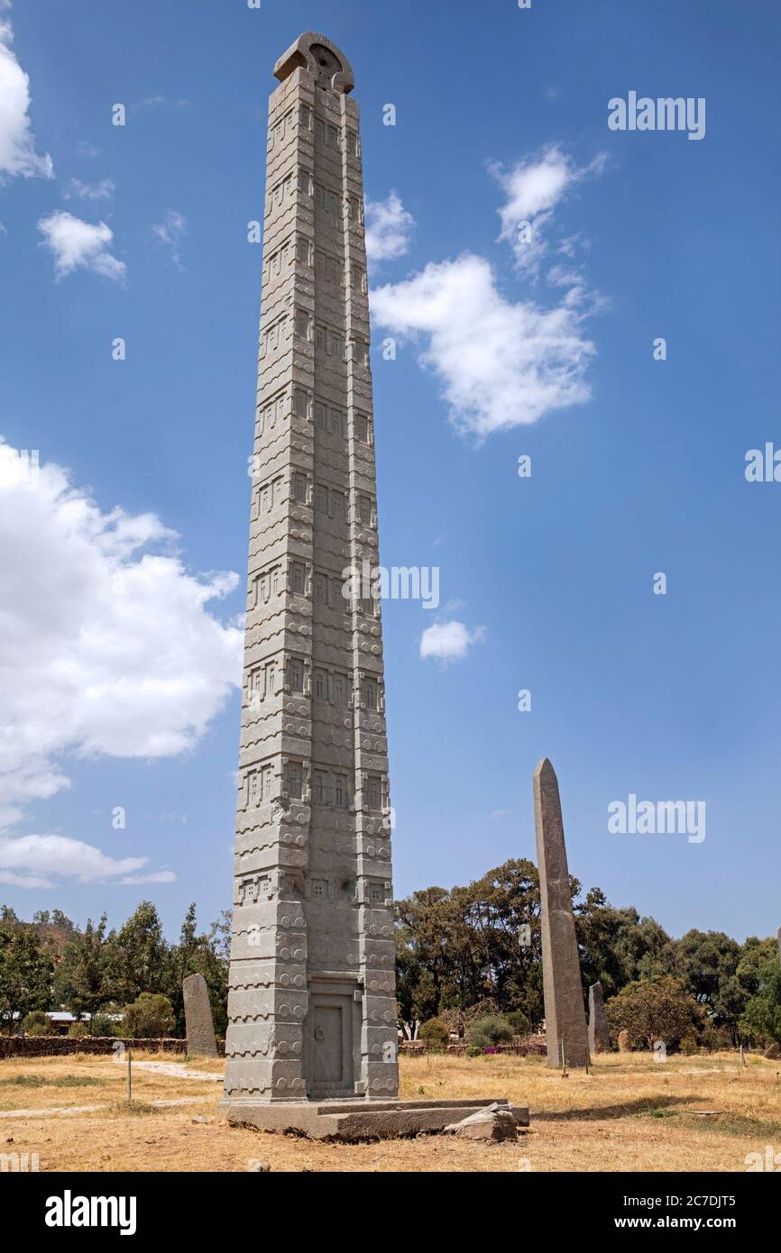 IV secolo la Stela del Re Ezana al Parco delle Stele del Nord in Axum / Aksum, Tigray Regione, Etiopia, Africa Foto Stock