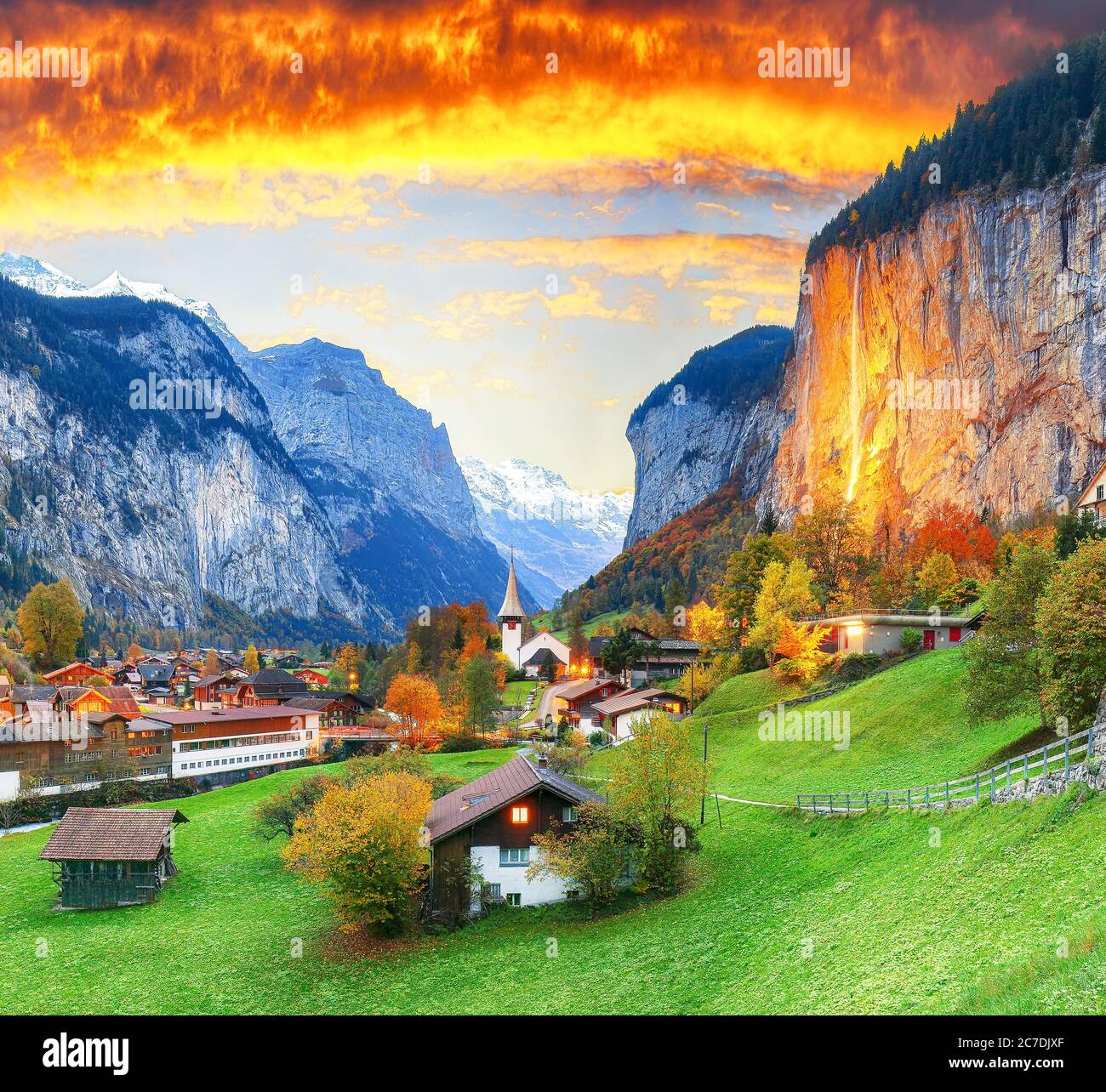 Affascinante vista autunnale della valle di Lauterbrunnen con la splendida cascata di Staubbach e le Alpi svizzere al tramonto. Ubicazione: Lauterbrunnen villaggio, Ber Foto Stock