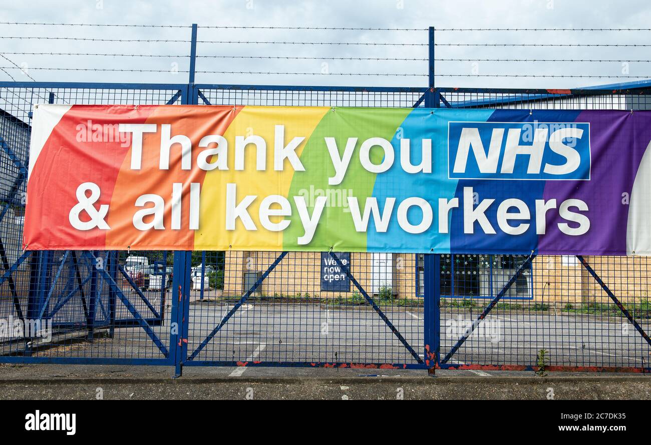 Banner arcobaleno attaccato a una recinzione, in gratitudine a tutto il personale medico e i lavoratori chiave NHS che lavorano durante la crisi pandemica del Coronavirus britannico. Foto Stock