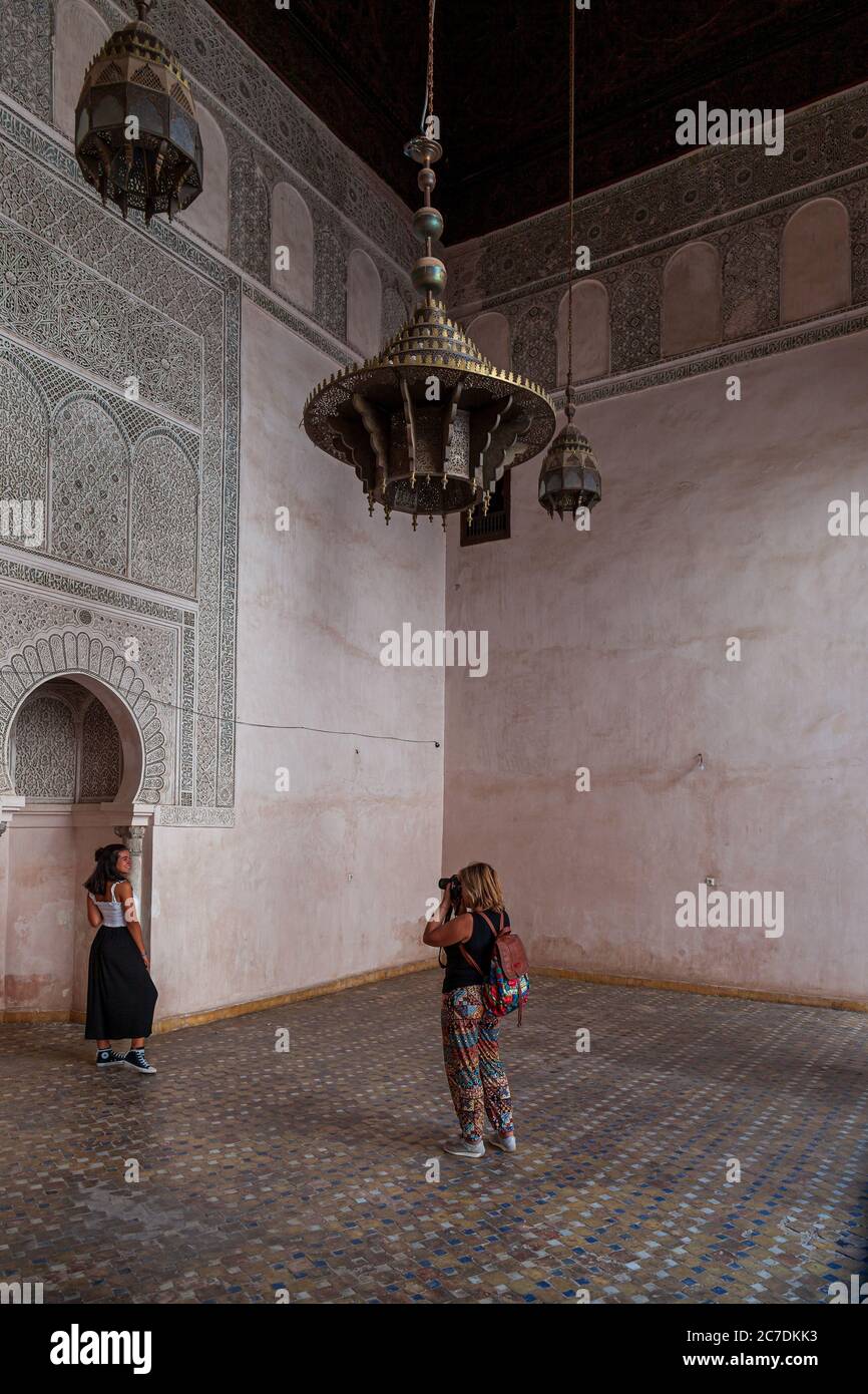 fotografo femminile scattando una foto in un palazzo marocchino ornato marocco Foto Stock