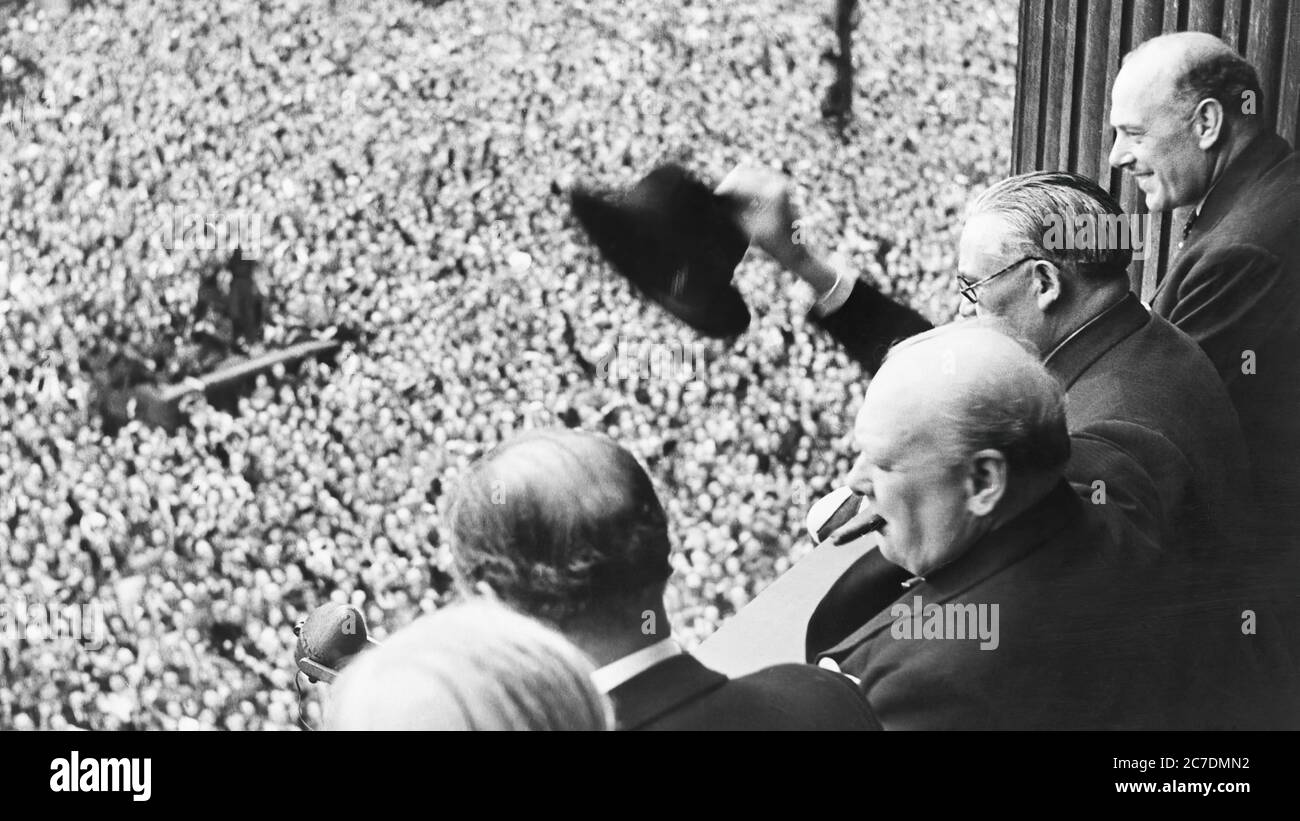 Sir Winston Churchill salutando le folle. VE-Day 1945, 8 maggio la fine del secondo mondo Foto Stock