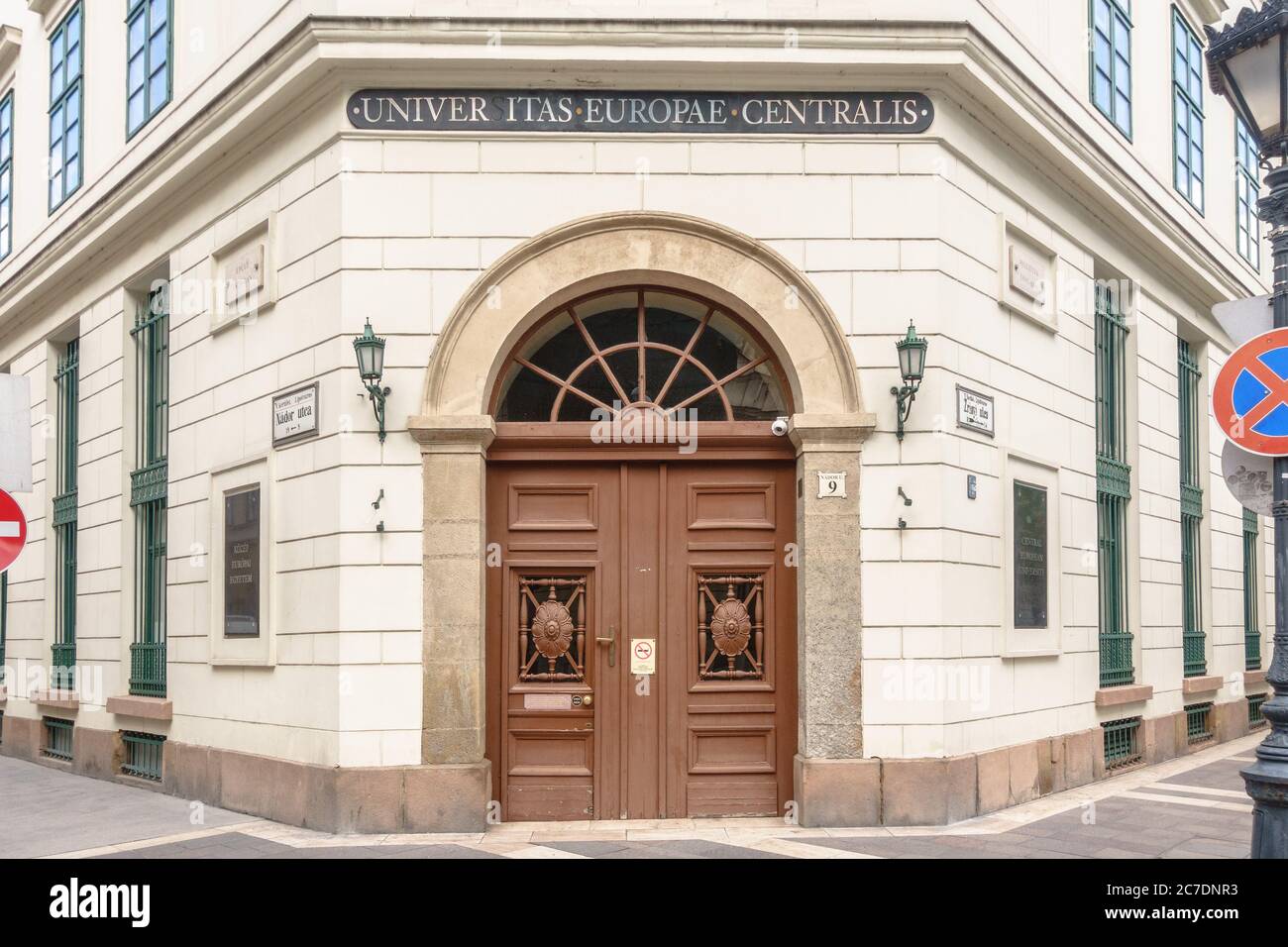 Il vecchio ingresso all'Università dell'Europa Centrale di Budapest Foto Stock