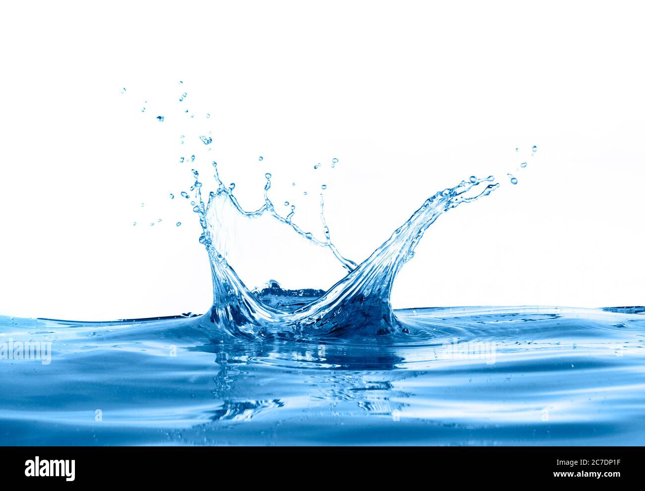 Blu acqua splash forma di corona sulla superficie dell'acqua isolati su sfondo bianco, studio foto di grandi dimensioni e risoluzione Foto Stock