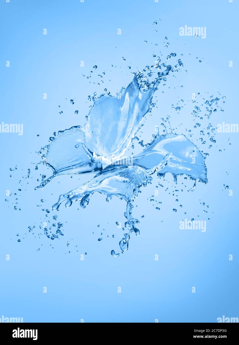 Farfalla realistica fatta di spruzzi di acqua e gocce isolato su sfondo blu Foto Stock