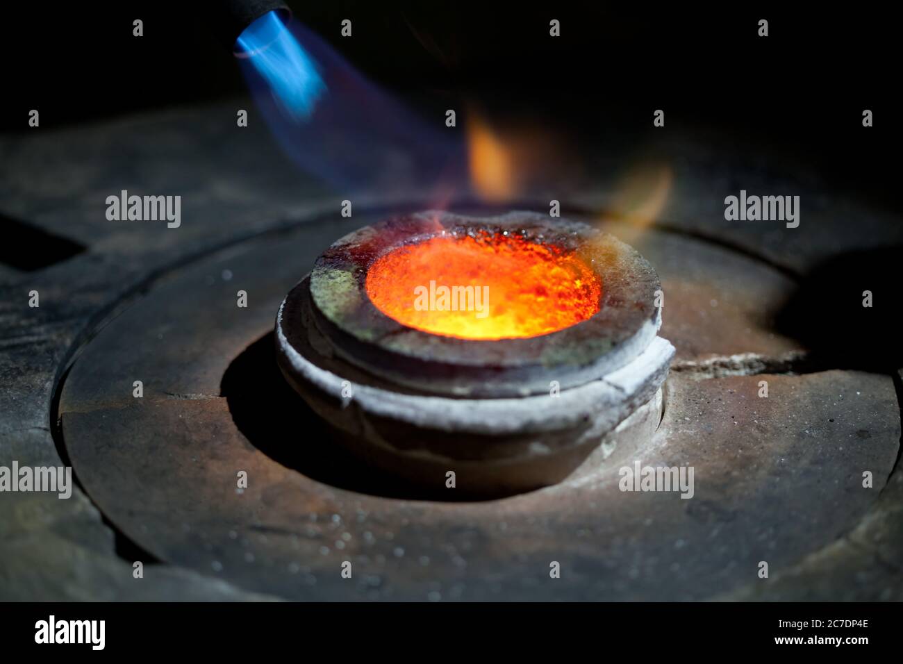stampo di colata calda a combustione rossa con fuoco in forno metallurgico Foto Stock