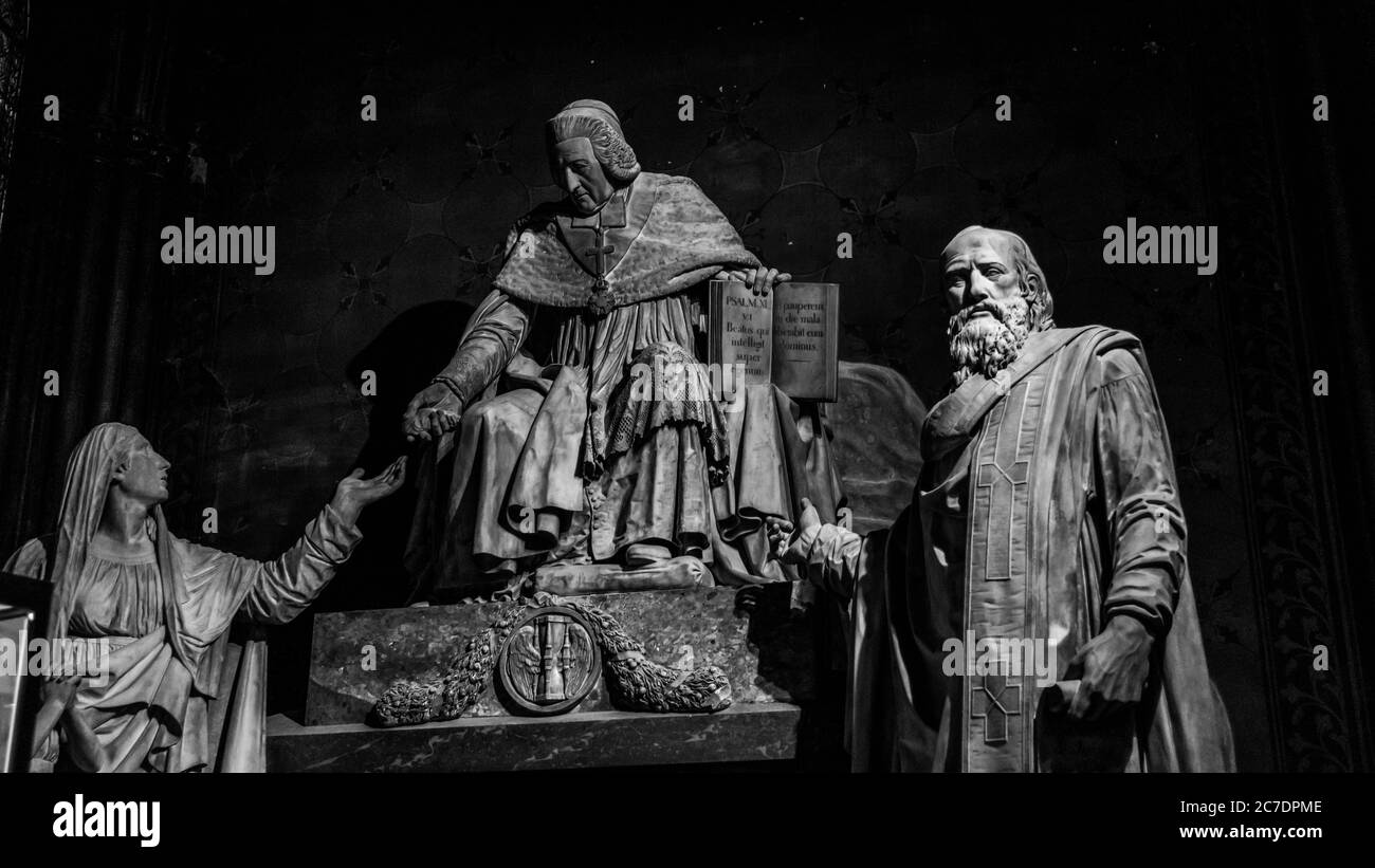 Scala di grigi di statue di religiosi a Notre Dame De Paris Foto Stock