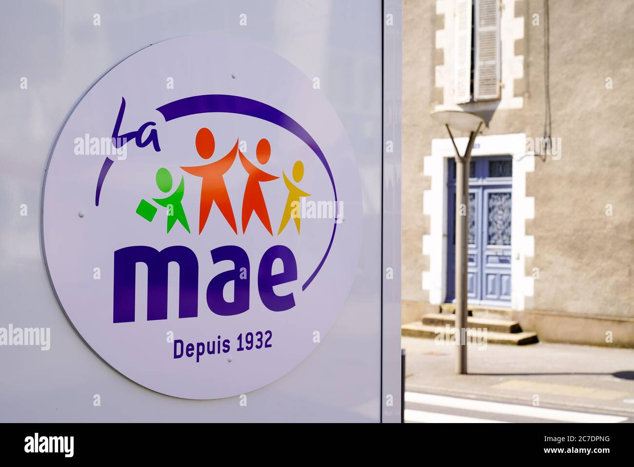 Bordeaux , Aquitaine / Francia - 07 07 2020 : insegna di mae ufficio di assicurazione francese per insegnante in agenzia di costruzione di uffici a muro Foto Stock