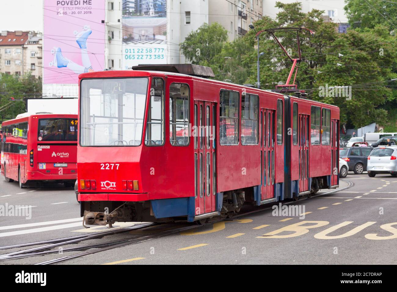 Belgrado, Serbia - Maggio 24 2019: Tram rosso della linea 2L nel centro della città. Foto Stock