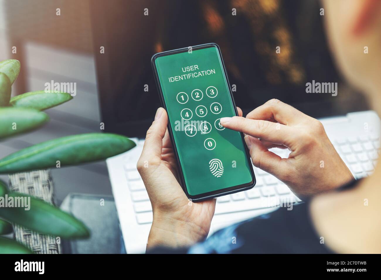 sicurezza informatica - donna che utilizza l'applicazione mobile nello smartphone per l'autenticazione degli utenti di internet banking Foto Stock