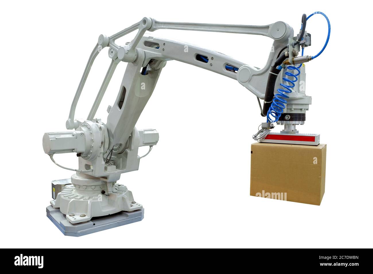 Robot industriale con braccio di presa per confezione di cartone per lavori su logistica industriale su fabbrica intelligente, isolato su sfondo bianco Foto Stock