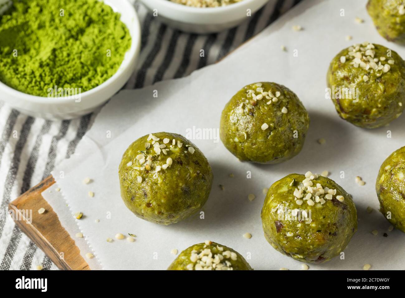 Palline di energia Matcha Bliss sane fatte in casa con canapa datteri e noci Foto Stock