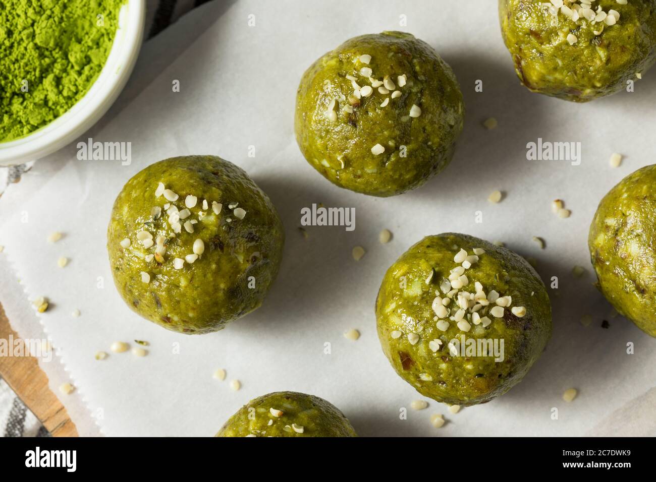 Palline di energia Matcha Bliss sane fatte in casa con canapa datteri e noci Foto Stock