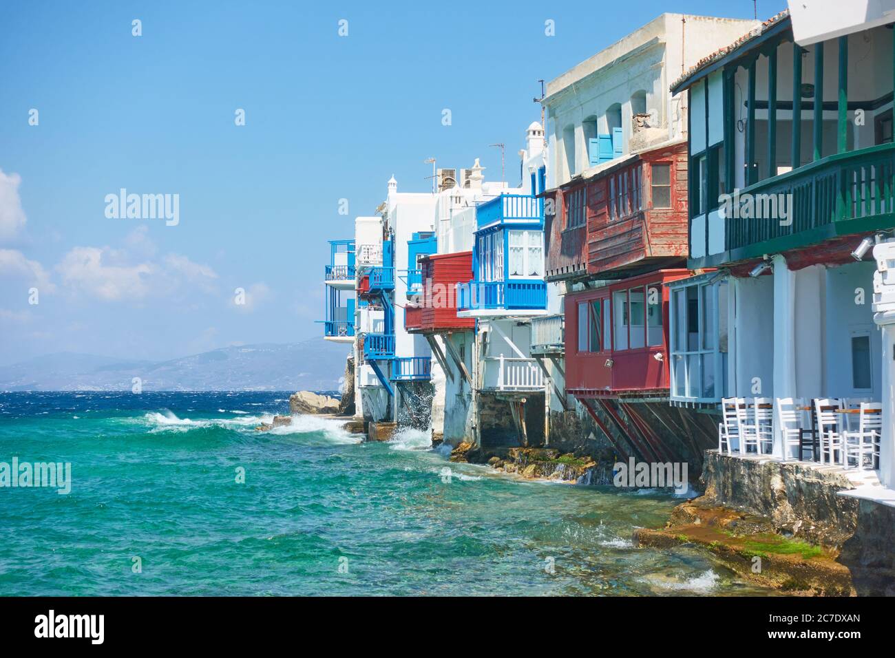 Case sul mare a Mykonos, Grecia. Simbolo greco Foto Stock