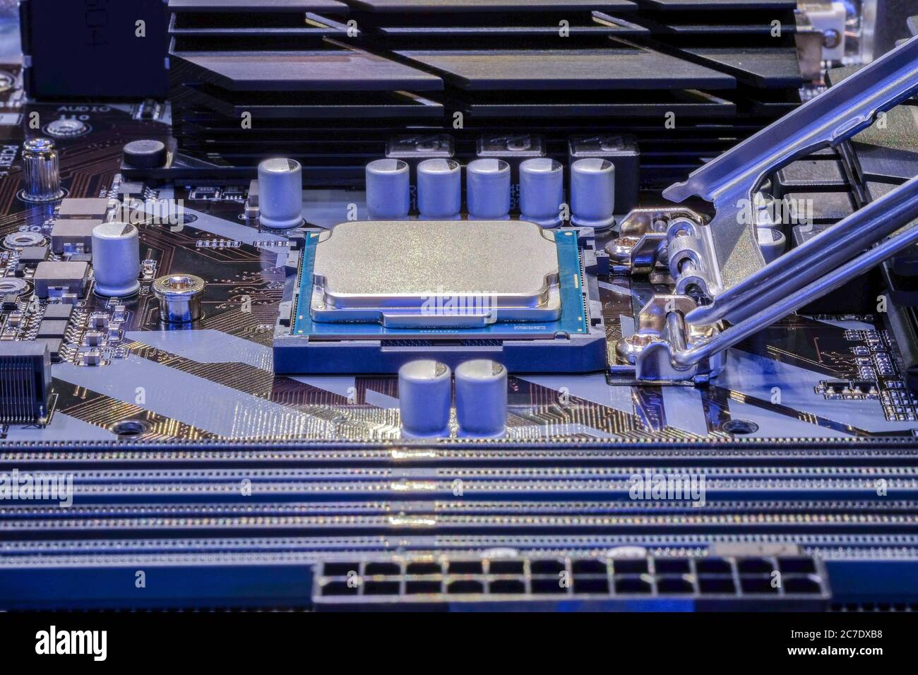 Primo piano processore CPU installato sul socket della scheda madre del computer per lavorare Foto Stock