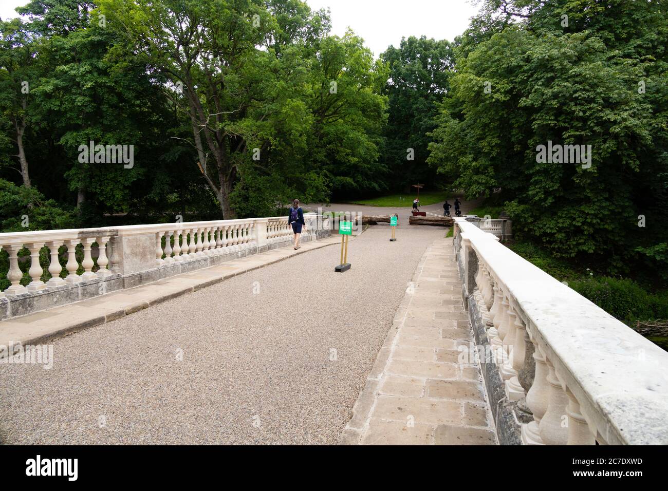 Il ponte ornamentale riparato Clumber Park dopo estesi danni vandalici. Durante la pandemia di Covid 19. Foto Stock