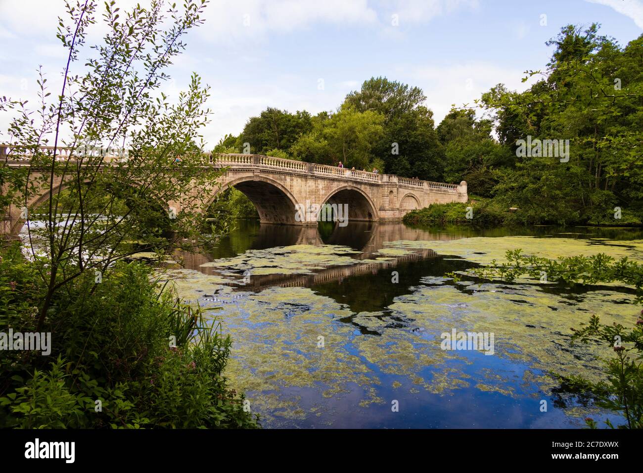 Il ponte ornamentale riparato Clumber Park dopo estesi danni vandalici. Durante la pandemia di Covid 19. Foto Stock