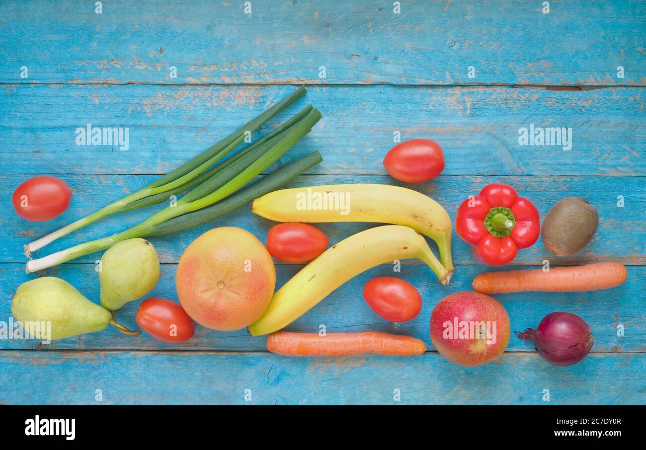 cibo sano, piatto, verdure e frutta, buona copia spazio Foto Stock