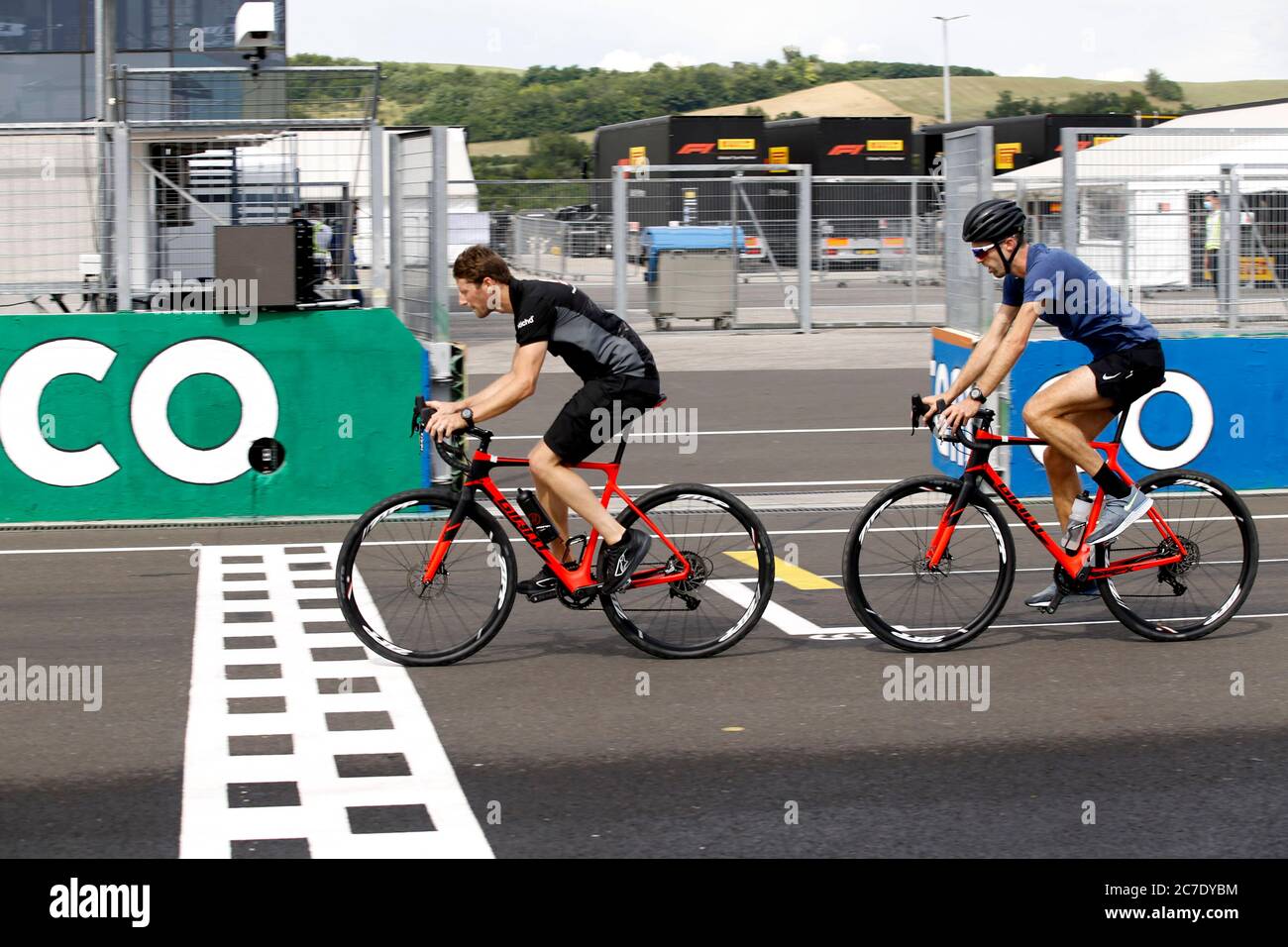 Hungaroring, Budapest, Ungheria. 16 luglio 2020. Gran Premio di Ungheria di F1, arrivo piloti e giornata di ispezione in pista; 8 Romain Grosjean fra, il Team di F1 Haas corre in pista su un biiclo a Budapest Ungheria Credit: Action Plus Sports/Alamy Live News Foto Stock