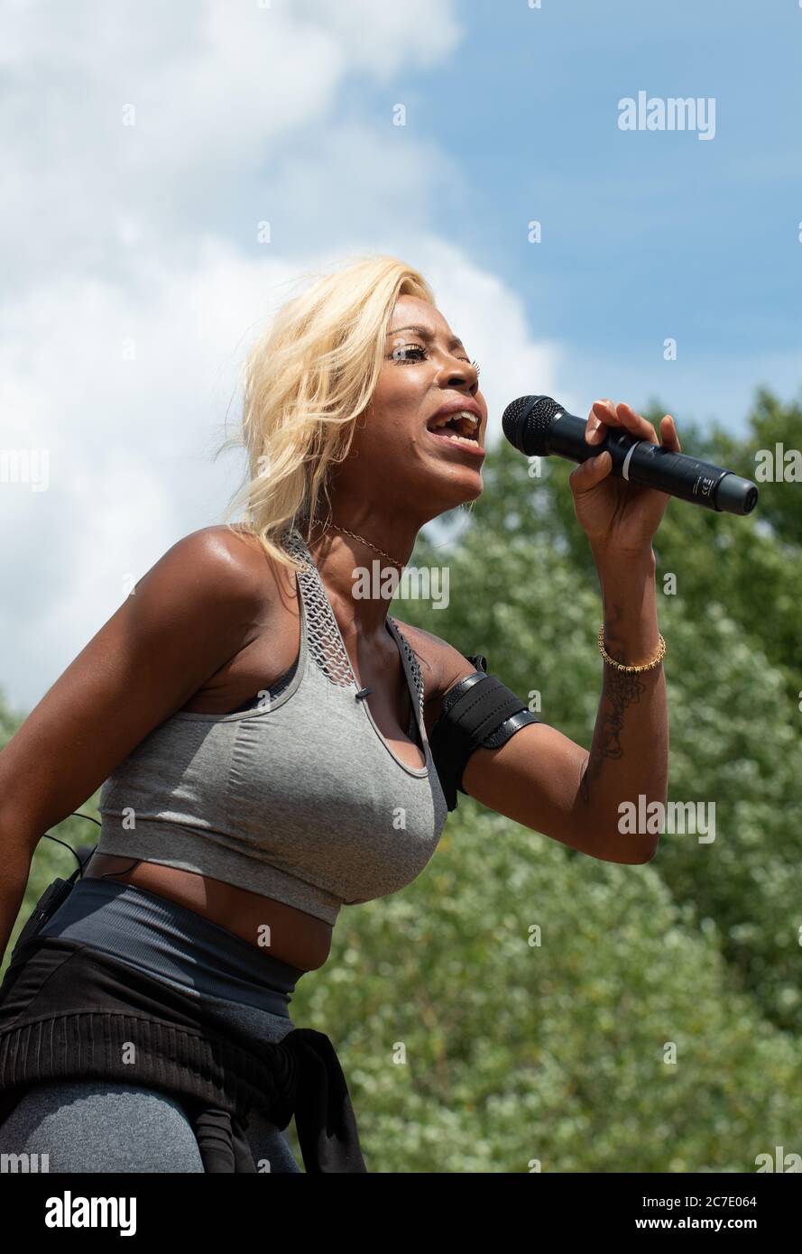 Imarn Ayton, leader attivista del movimento britannico Black Lives Matter, ha pronunciato un discorso al Speaker's Corner di Hyde Park, prima della marcia di protesta del BLMUK. Foto Stock