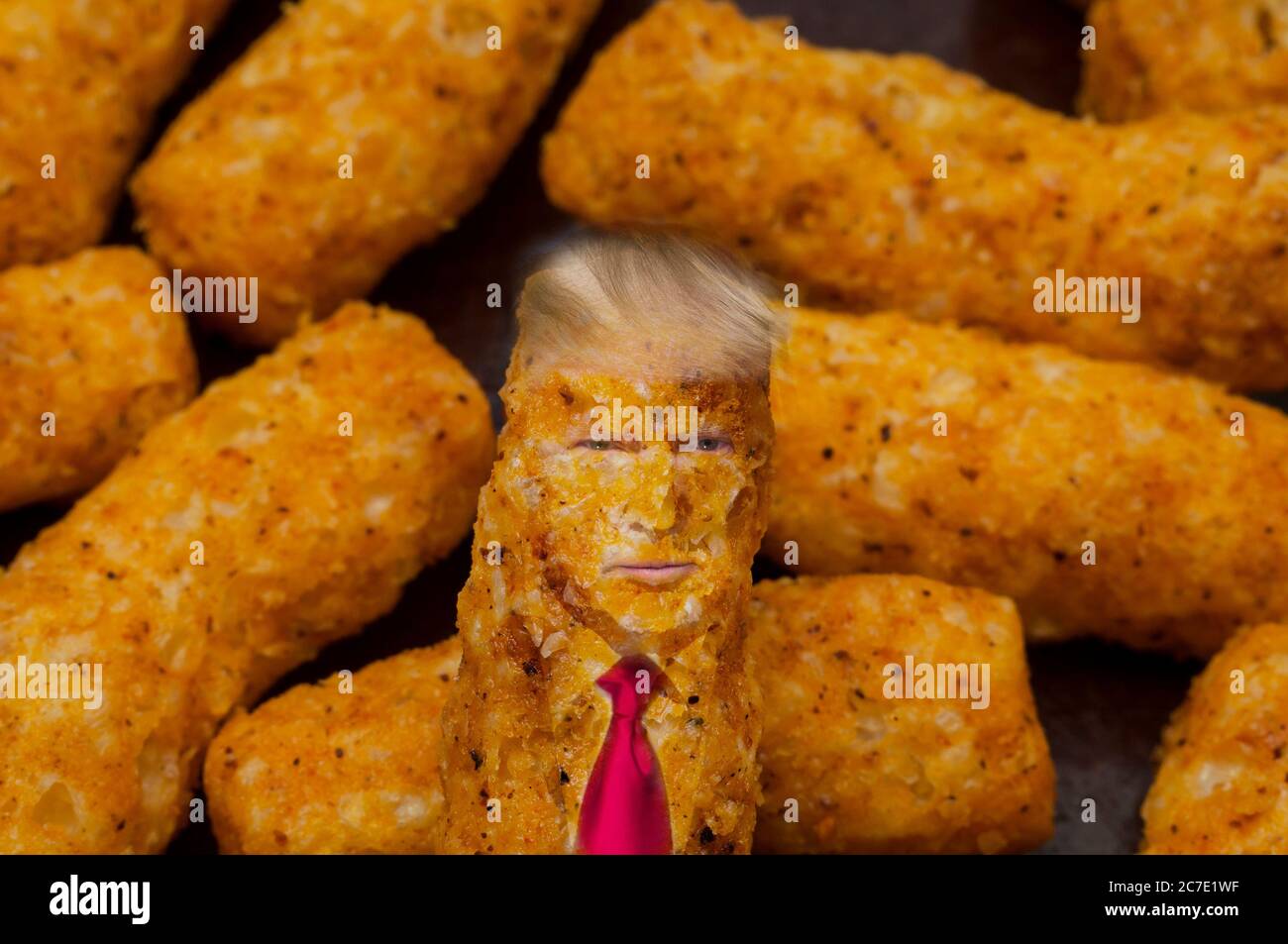 Un mazzo di boccette di formaggio color arancio, come Cheetos. Si ha la somiglianza di Donald Trump, con il suo colletto e i capelli spiondi. Foto Stock