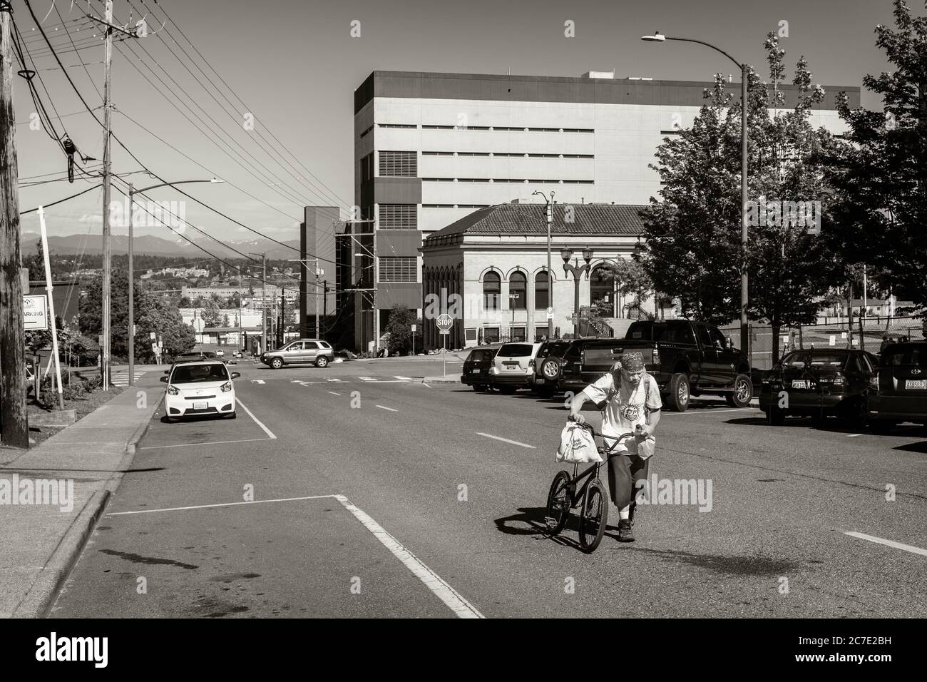 Everett, Washington, Stati Uniti. 15 luglio 2020. L'uomo senza dimora percorre le strade di Everett. Senza campeggio e rifugi ufficiali chiusi a causa di COVID-19 i senzatetto sono sparsi in tutta la città costantemente in movimento.l'uomo senza tetto vaga per le strade di Everett. Senza campeggio e rifugi ufficiali chiusi a causa di COVID-19 i senzatetto sono sparsi in tutta la città costantemente in movimento. Credit: Tom Kirkendall/ZUMA Wire/Alamy Live News Foto Stock