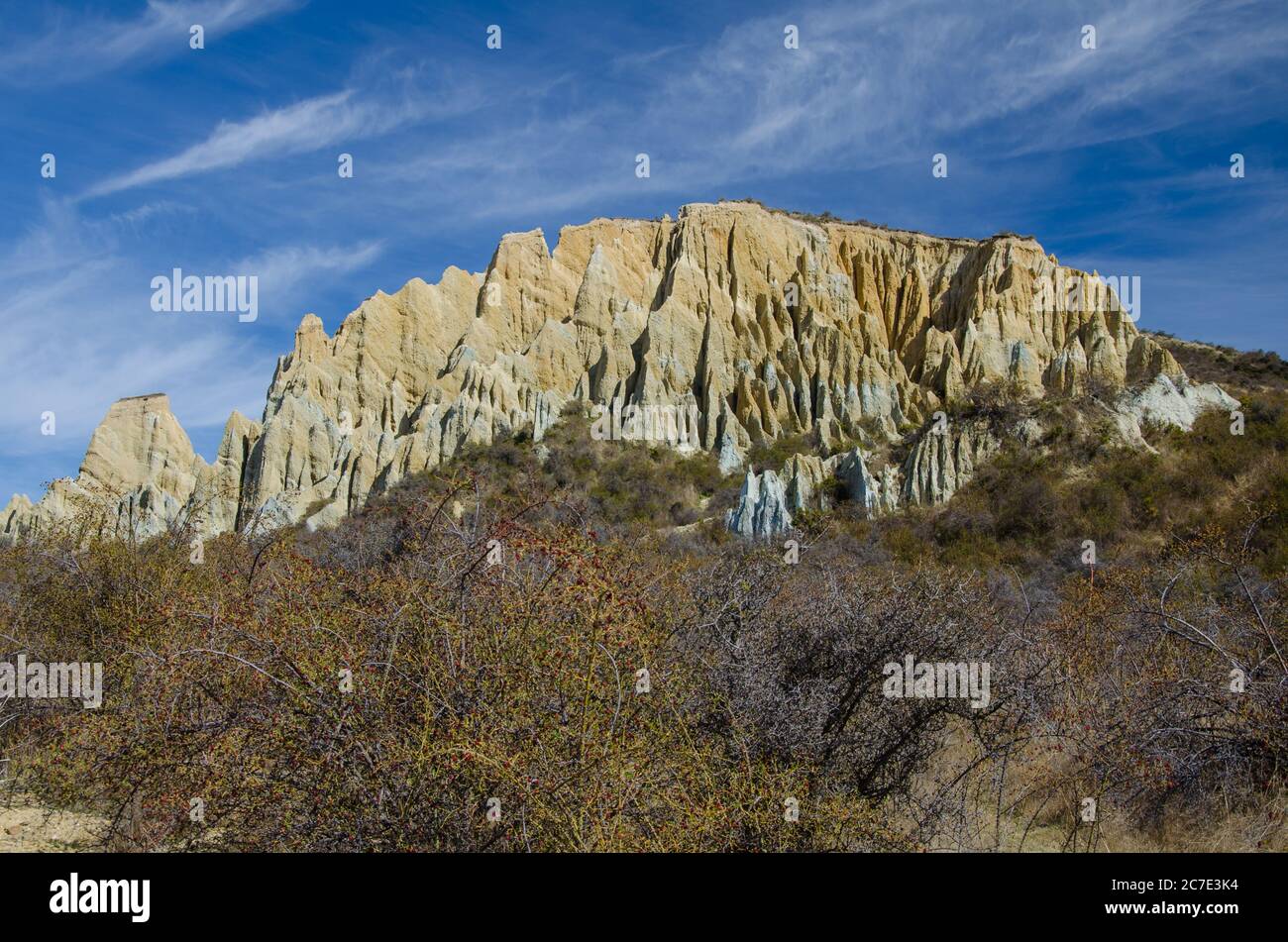 Vista a distanza delle scogliere di Omarama Clay, Canterbury, Isola del Sud, Nuova Zelanda Foto Stock