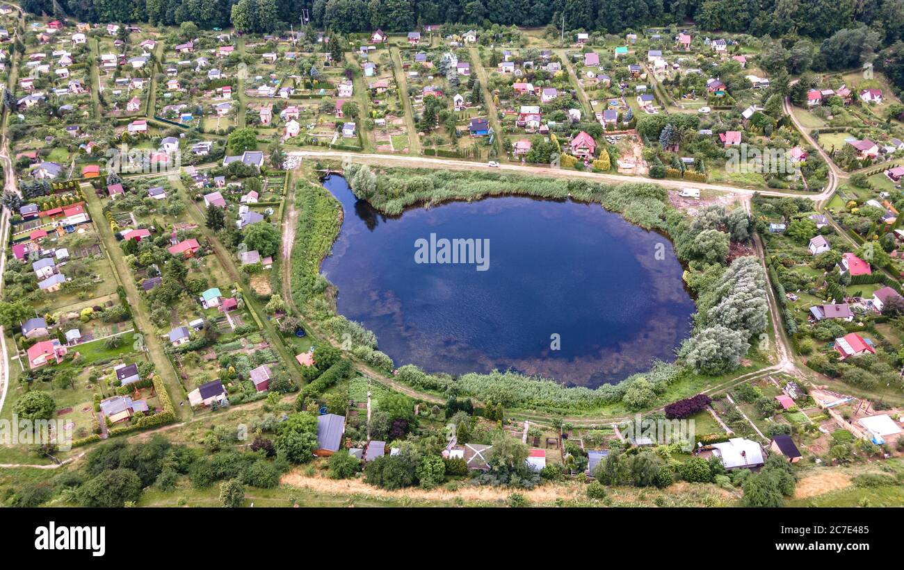 Ampio angolo di vista aerea di giardini ricreativi e vegetali a Ilawa, Polonia, foto scattata dal drone Foto Stock