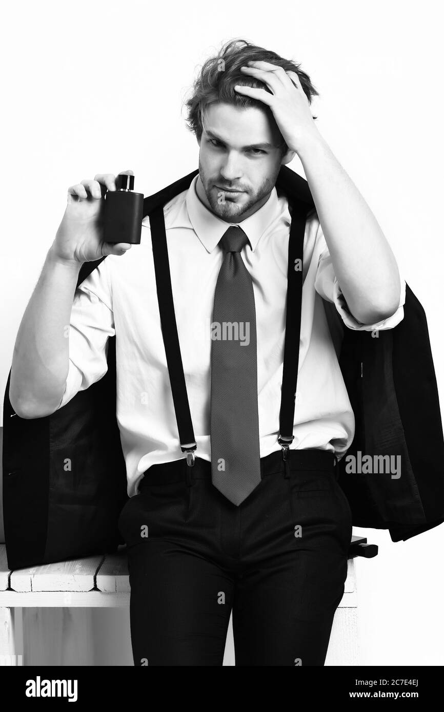 Uomo Barbuto, barba corta. Caucasian elegante uomo con i baffi in abito  elegante cravatta rossa, maglietta con bretelle in posa con profumo in  studio isolato su sfondo bianco Foto stock - Alamy
