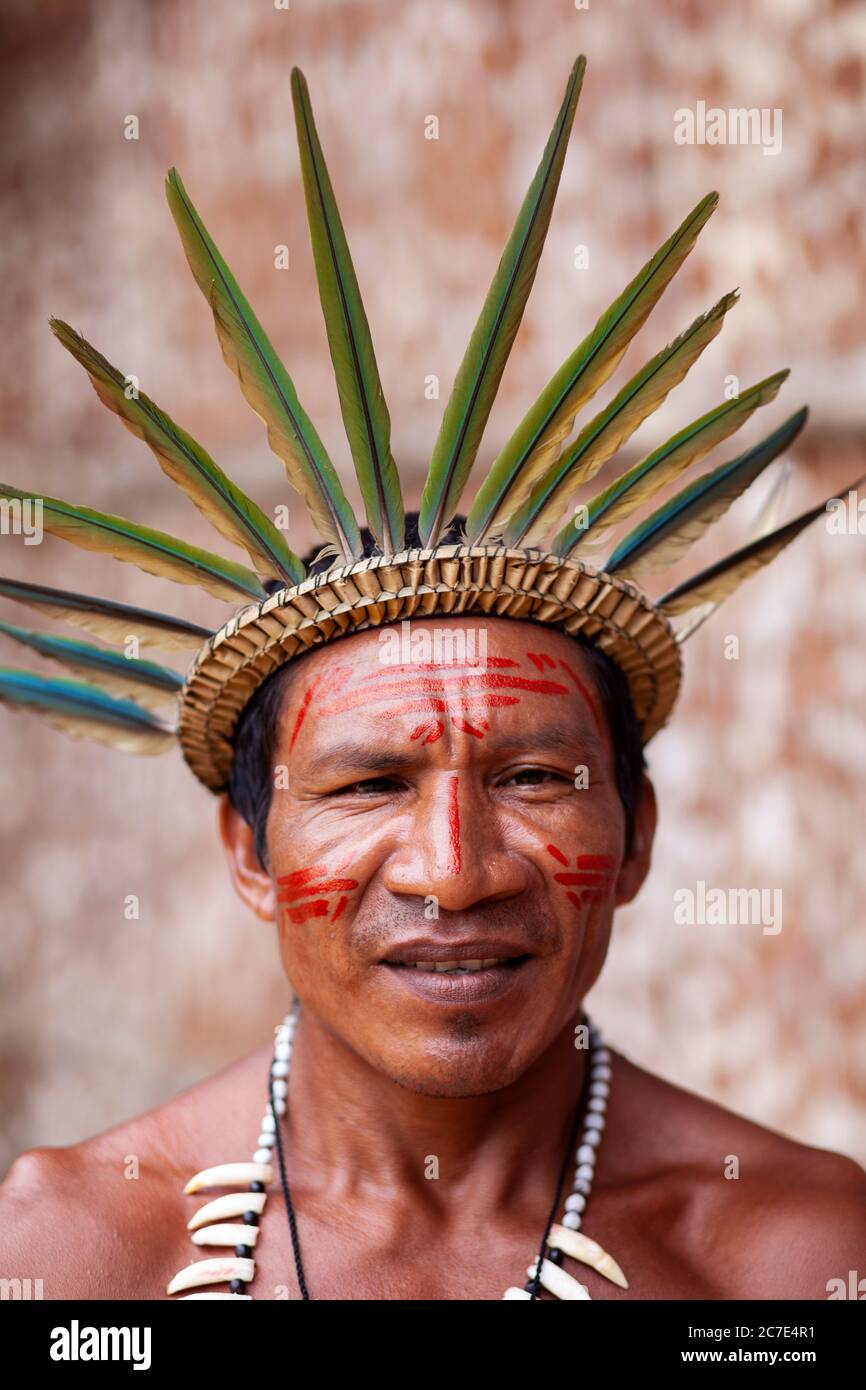 Uomo indigeno con una corona di piume Foto Stock