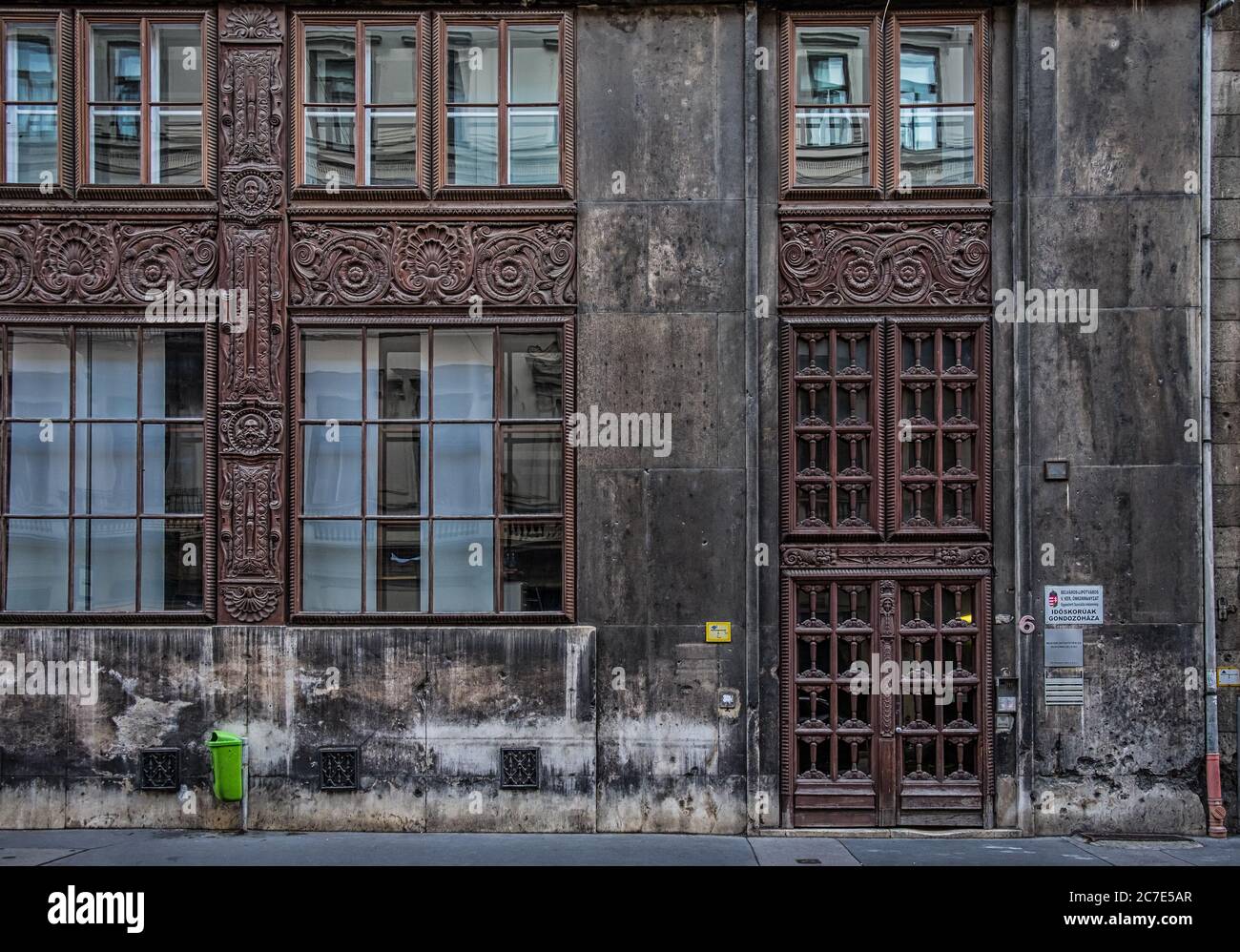 Ungheria, Budapest, 2019 agosto, facciata della casa di cura in via 6 Nádor Foto Stock