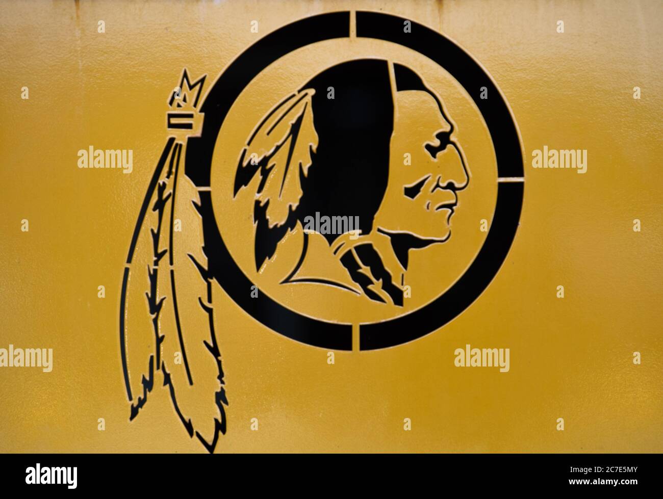 Washington, Stati Uniti. 16 luglio 2020. Il logo Washington Redskins è visibile su FedEx Field a Landover, Maryland, giovedì 16 luglio 2020. La squadra di calcio di Washington ha annunciato all'inizio di questa settimana che prevede di ritirare il nome della squadra e annuncerà un sostituto a breve. Foto di Kevin Dietsch/UPI Credit: UPI/Alamy Live News Foto Stock