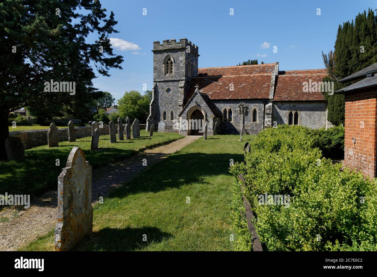 St Andrew chiesa su un cielo blu giorno di sole Nunton wiltshire Foto Stock