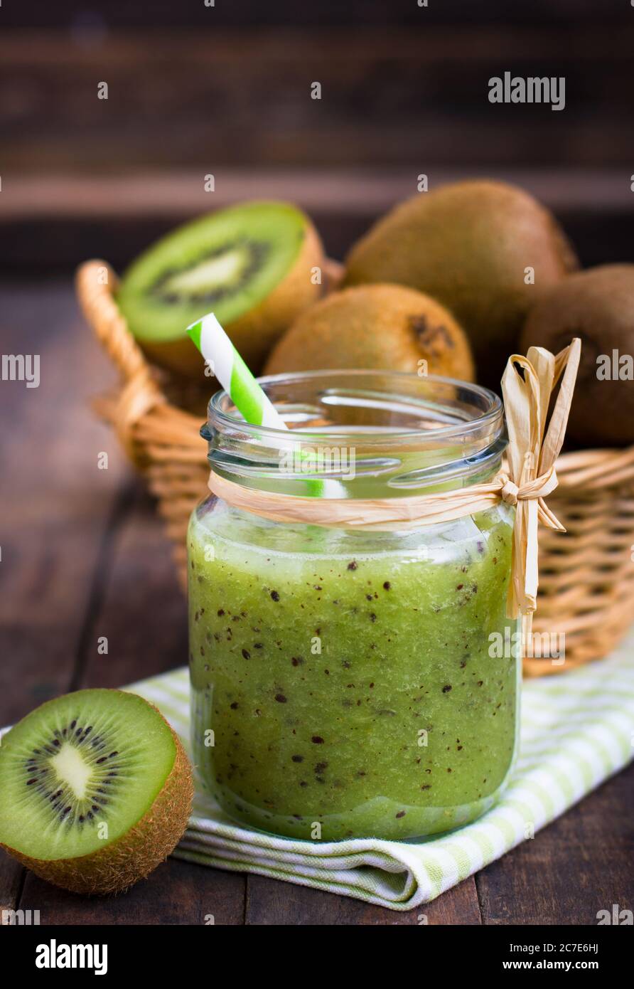 Frullato di kiwi fresco e frutta sul tavolo Foto Stock