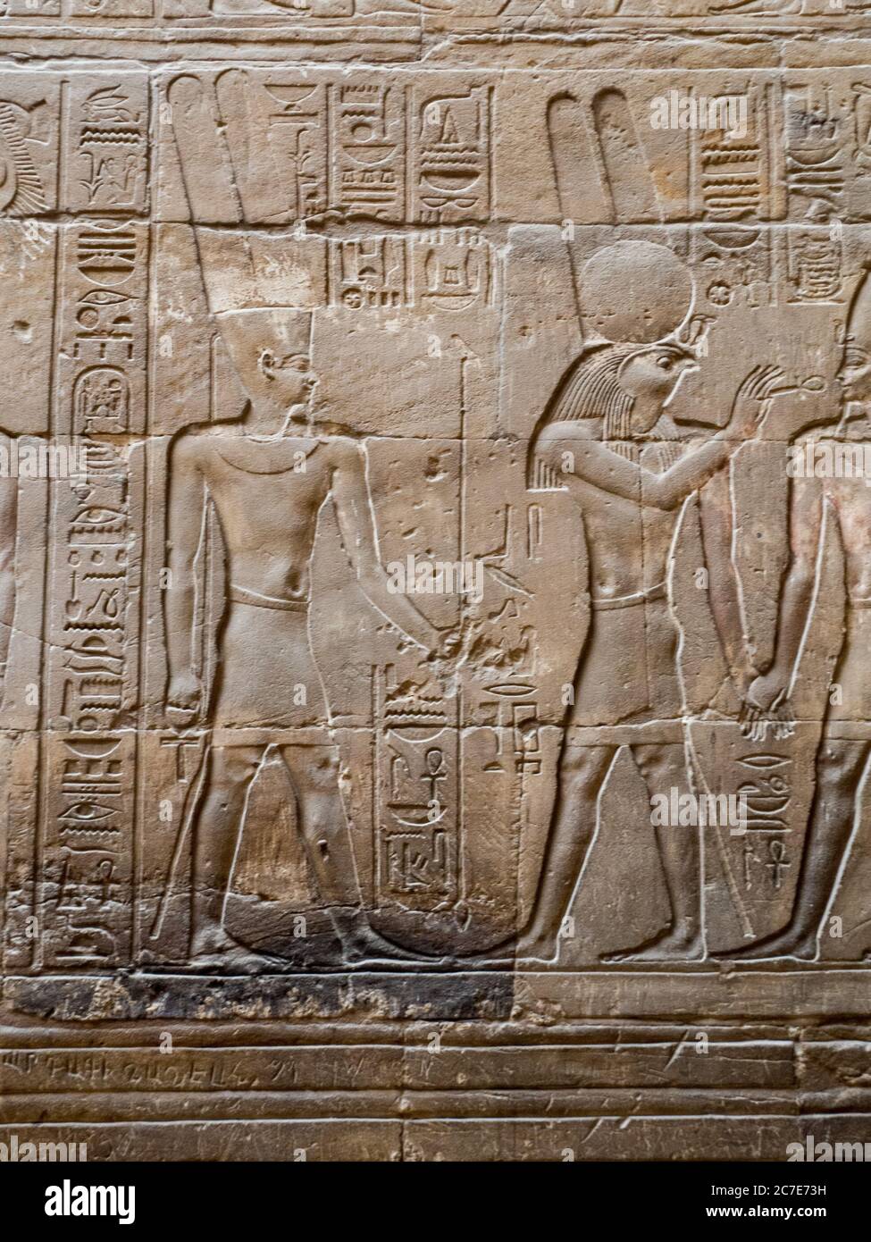 antichi dei egizi in un dipinto a muro del tempio di luxor Foto Stock