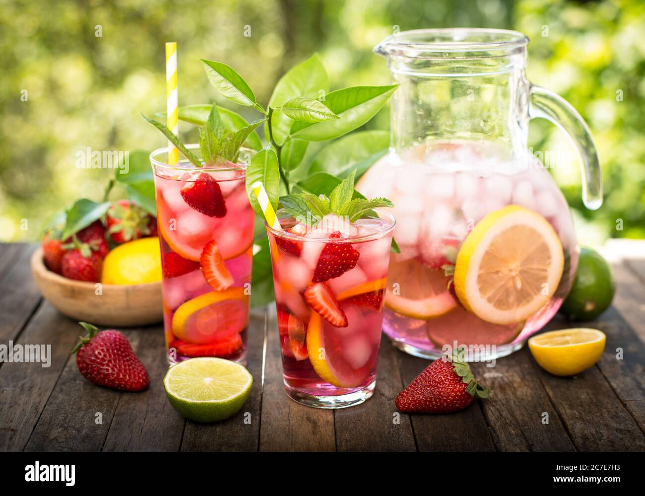 Limonata rosa con limone, lime e fragole Foto Stock