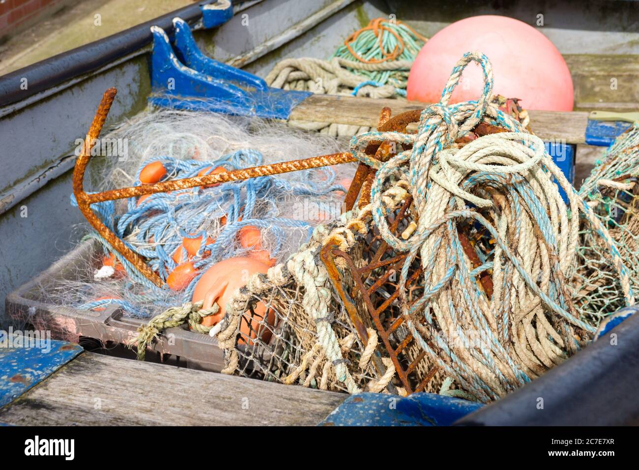 Reti da pesca e attrezzatura, tra cui aragosta e granchio pentola, che si posa in una barca a remi. Inghilterra, Regno Unito Foto Stock