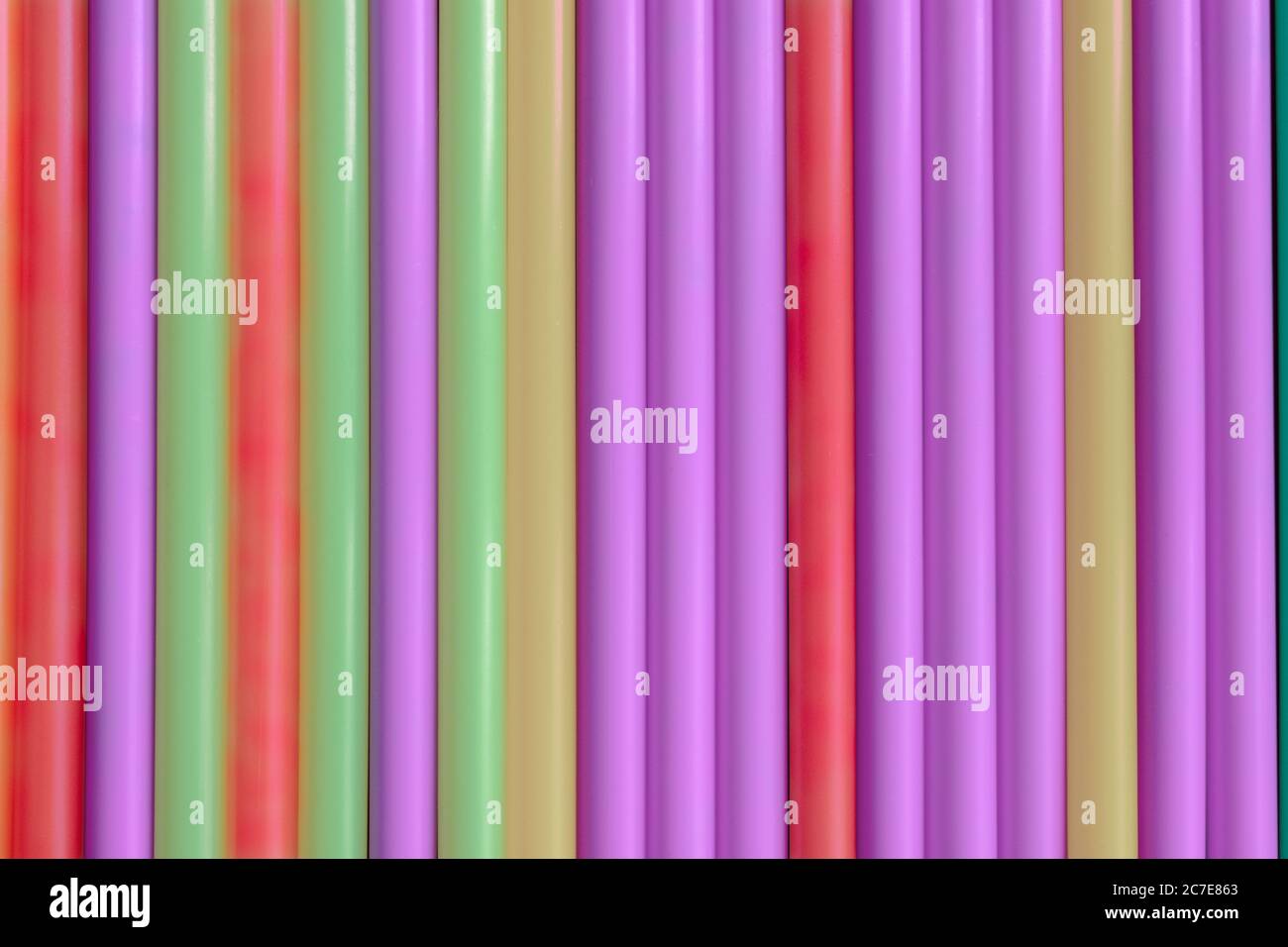 Colorati tubi in plastica pastello si stagliano sullo sfondo Foto Stock